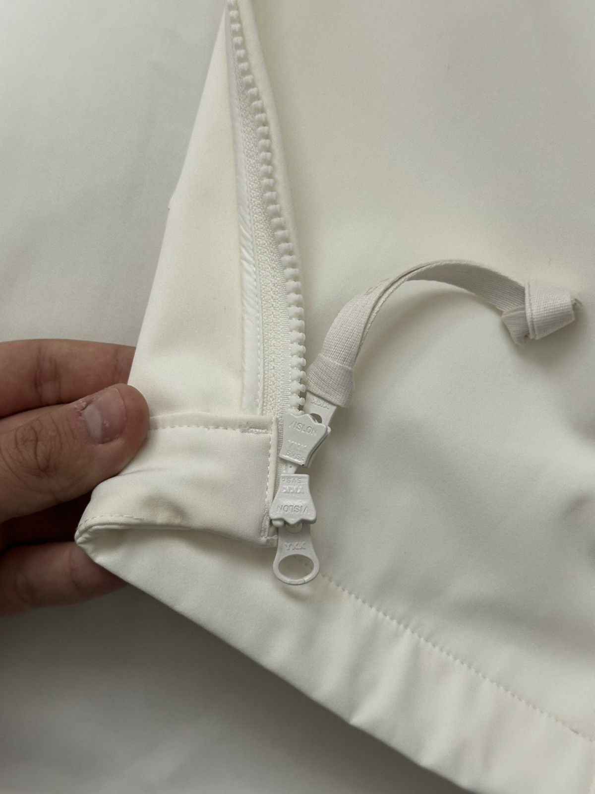 C.P. Company C.P. Company Metropolis Hooded Jacket Men's White Size US L / EU 52-54 / 3 - 18 Thumbnail