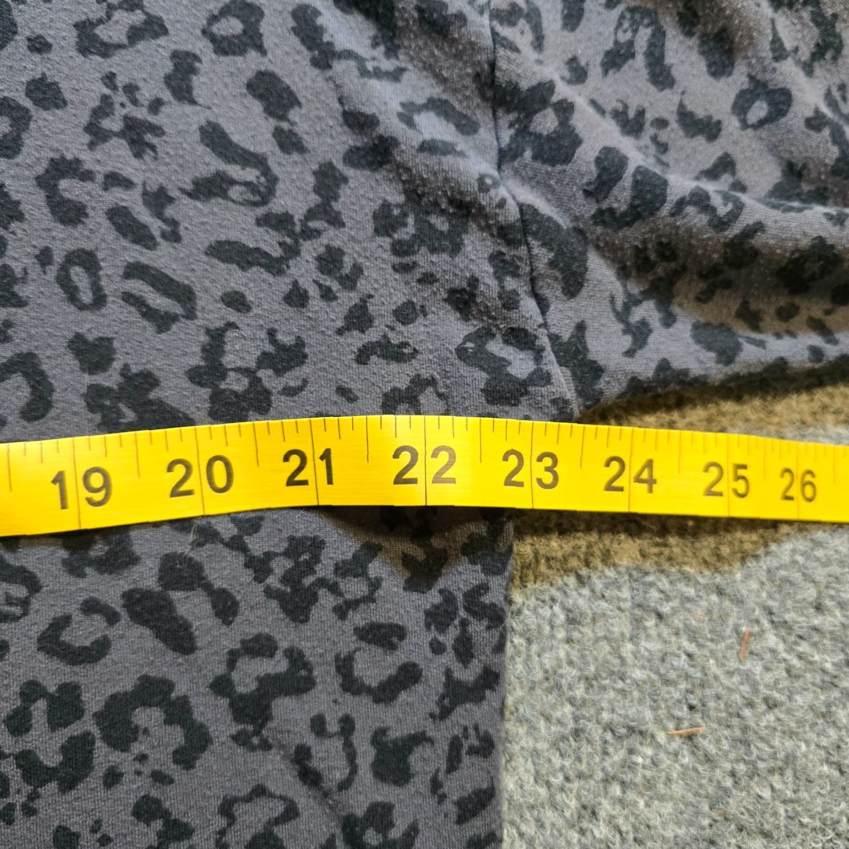 Athleta Athleta Top Women Small Gray Leopard Sweatshirt Crew Neck Long Sleeve Stretchy Shirt Size S / US 4 / IT 40 - 5 Thumbnail