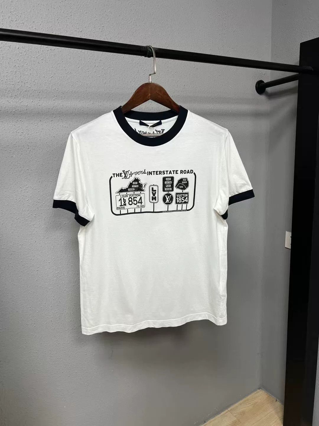 Louis Vuitton lv logo short sleeve white t-shirt Size US L / EU 52-54 / 3 - 1 Thumbnail