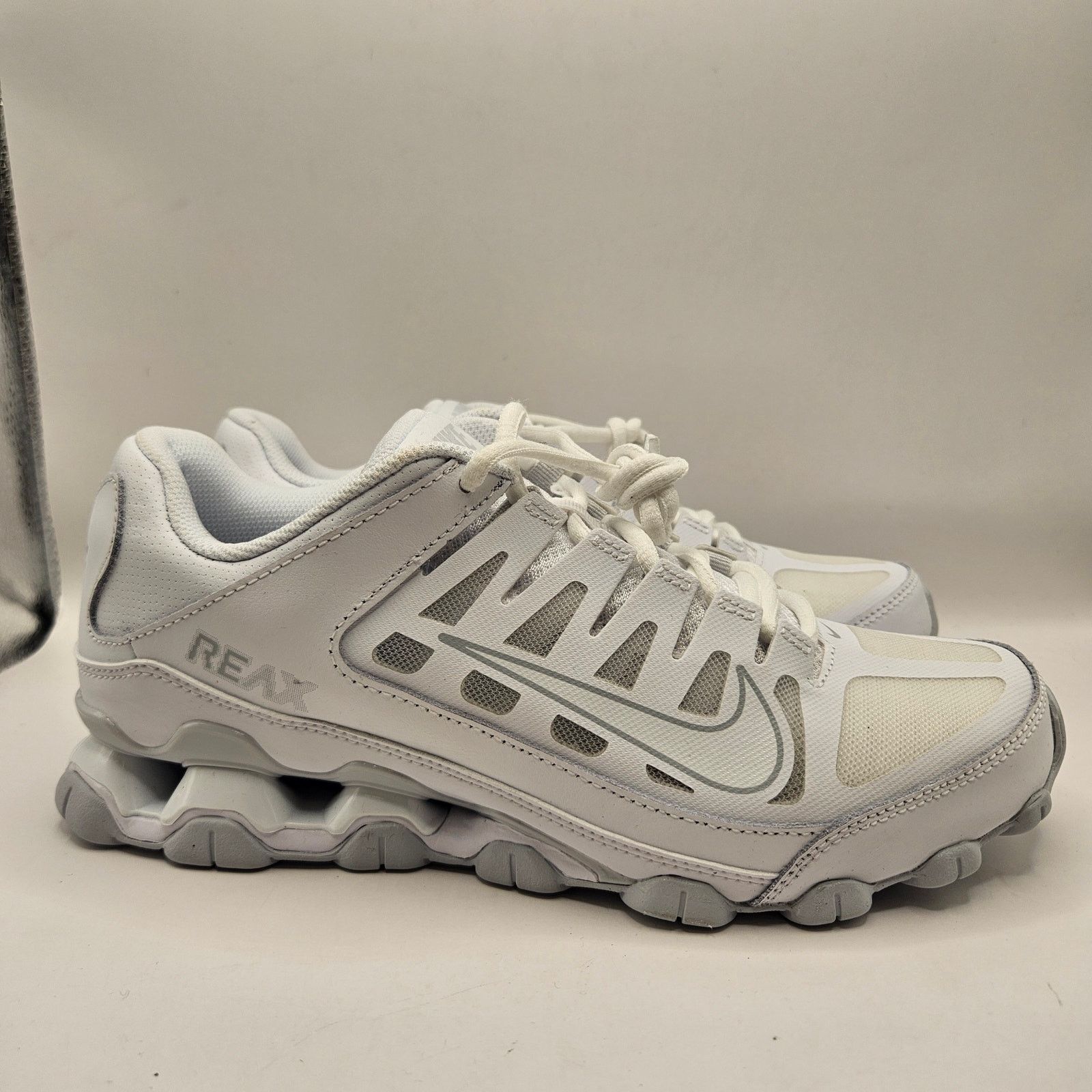 Nike NIKE WOMEN'S 9 REAX 8 TR MESH WHITE PLATINUM NWOB IO2400-102 Size US 9 / IT 39 - 4 Thumbnail