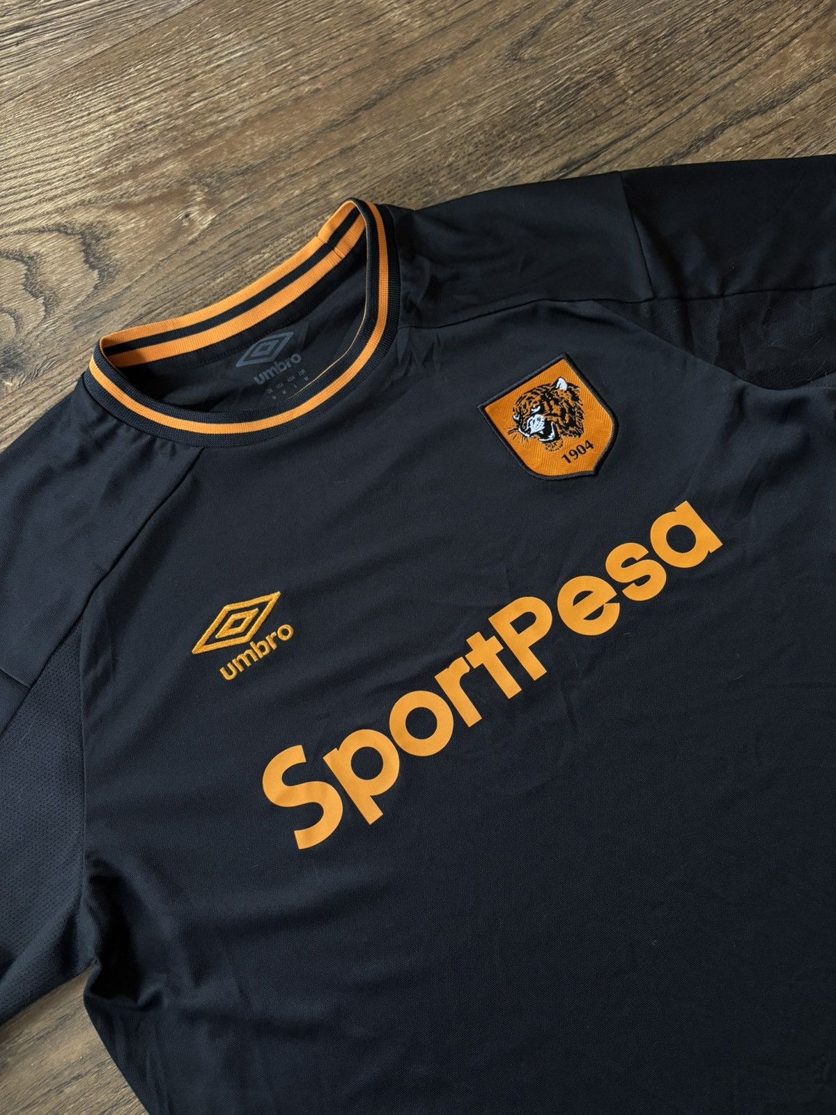 Umbro Hull City 2018-19 Umbro away football jersey size M Size US M / EU 48-50 / 2 - 4 Thumbnail