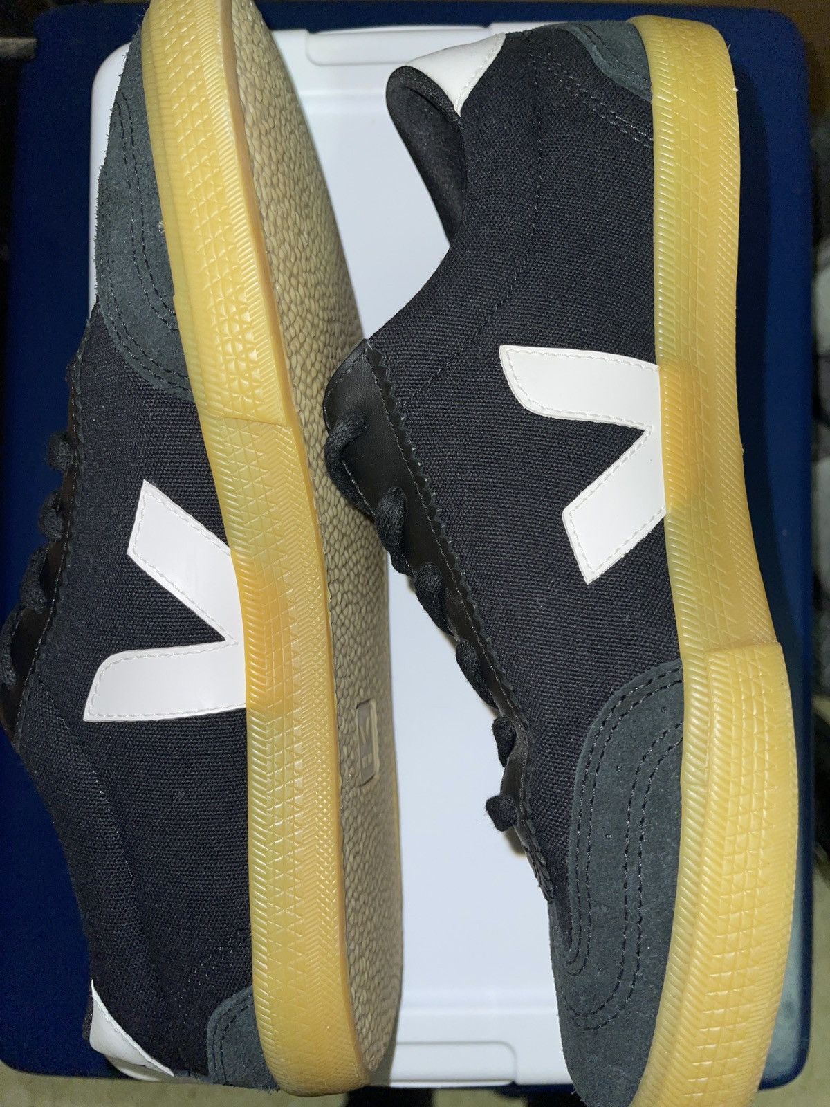 Veja Veja Volley Size US 8 / EU 41 - 2 Thumbnail