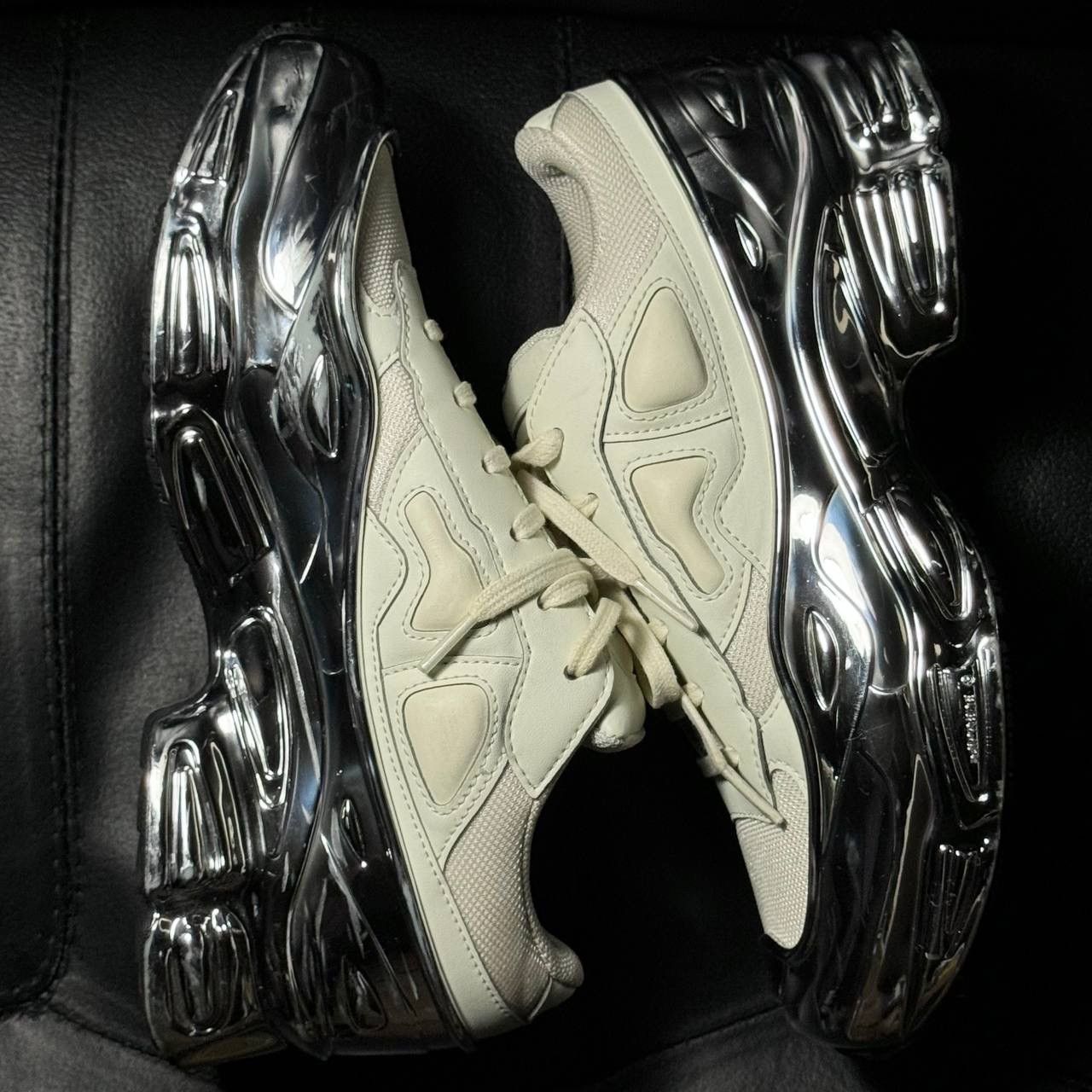 Adidas × Raf Simons 6us Adidas Raf Simons Ozweego Metalloc Cream White Size US 6 / IT 36 - 4 Thumbnail