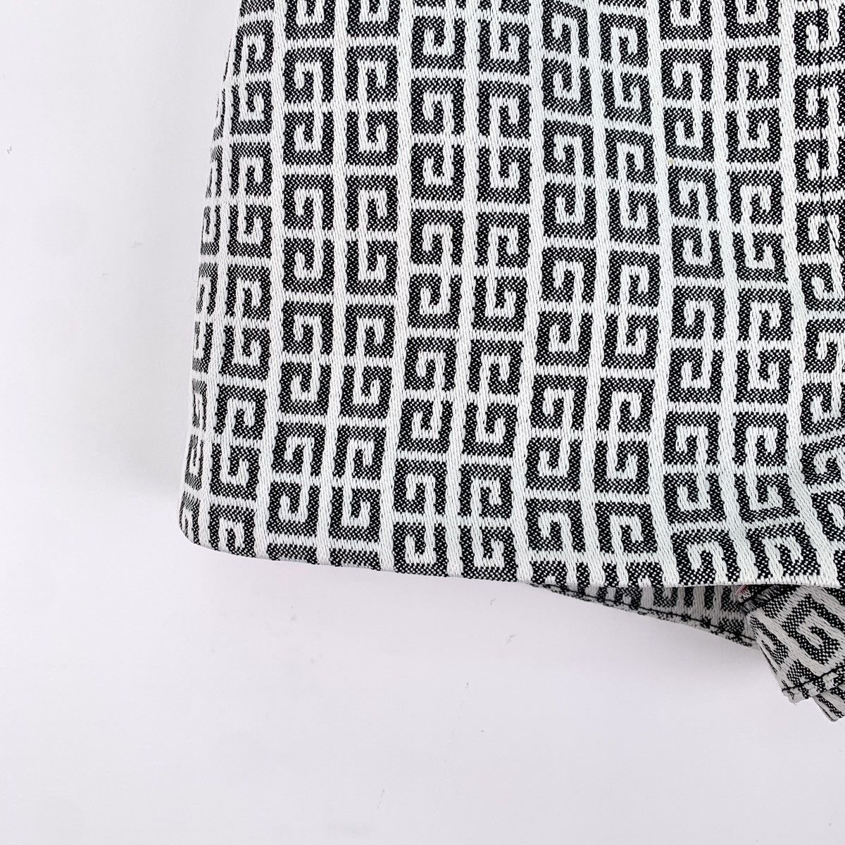 Givenchy Givenchy Logo Jacquard All-over Print Casual Shorts K26WX Size 28" / US 6 / IT 42 - 4 Thumbnail