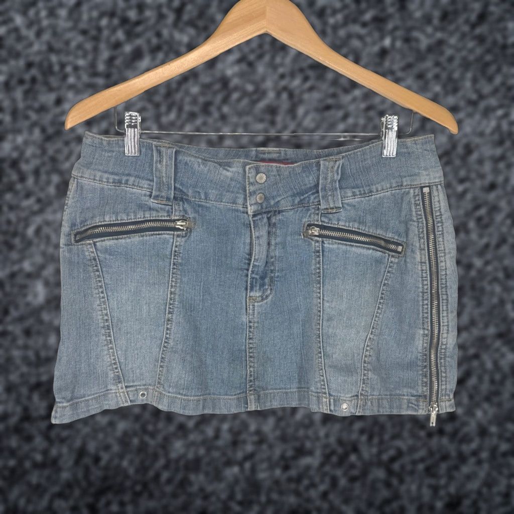 Vintage Y2K Micro Mini Denim Jean Skirt 90s Grunge Light Wash Zipper Size 11 Low Rise Size 32" / US 10 / IT 46 - 1 Thumbnail