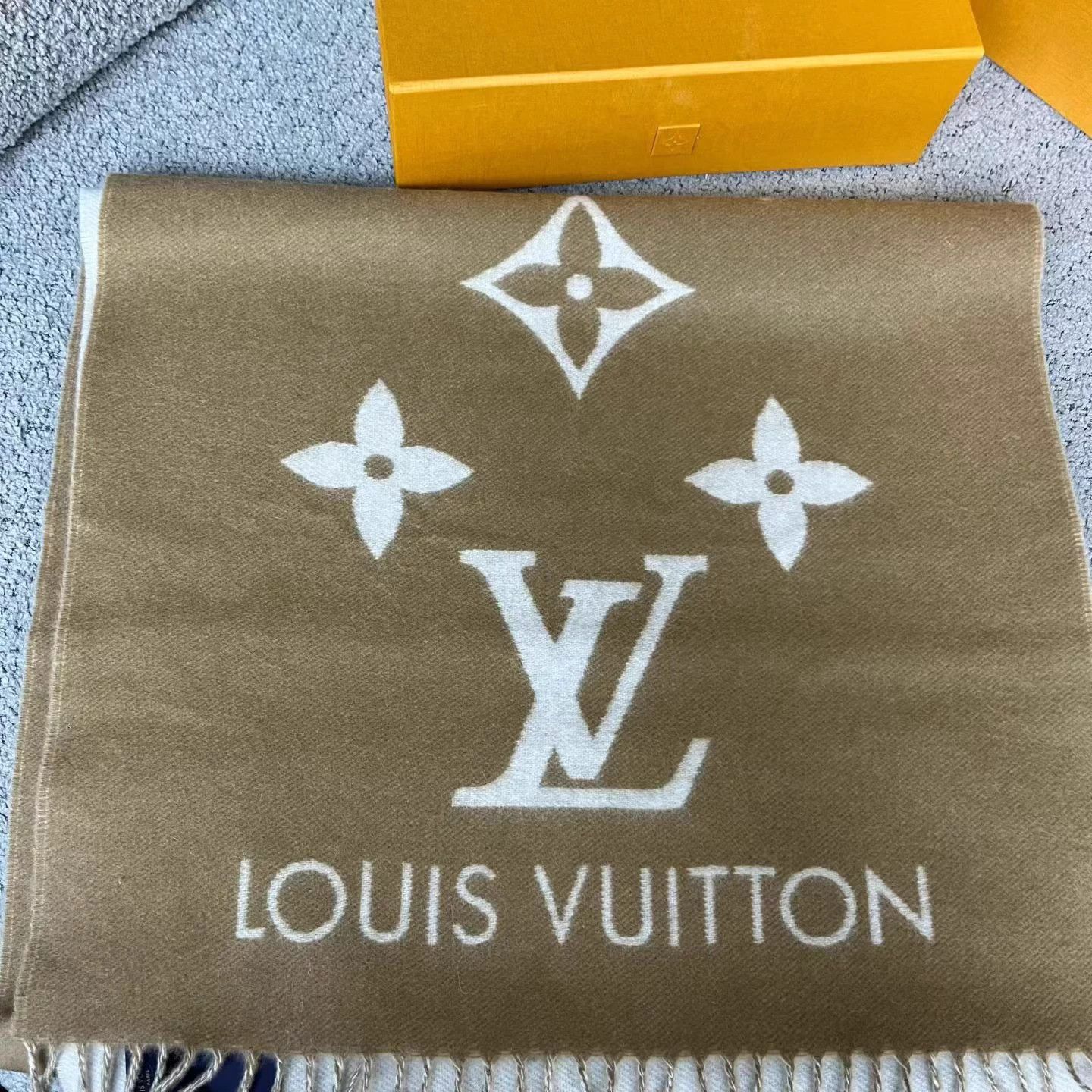 Louis Vuitton LV Beige/Taupe Tassel Jacquard Cashmere Scarf New with Tags Size ONE SIZE - 3 Thumbnail