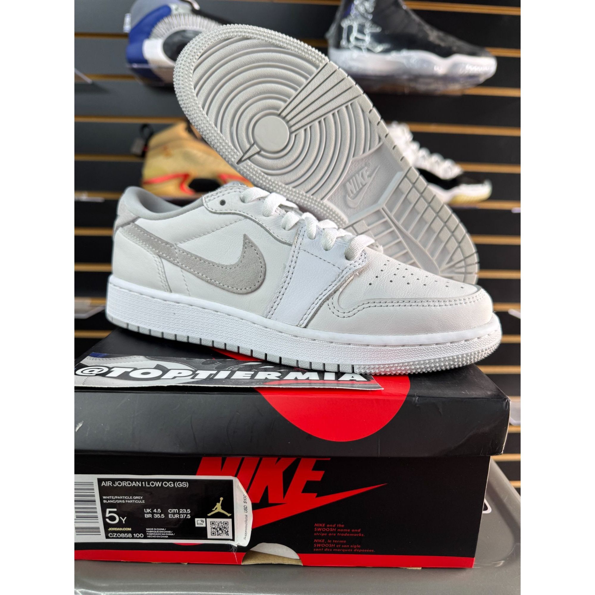 AIR JORDAN 1 LOW OG NEUTRAL GREY (GS) SZ 5Y
