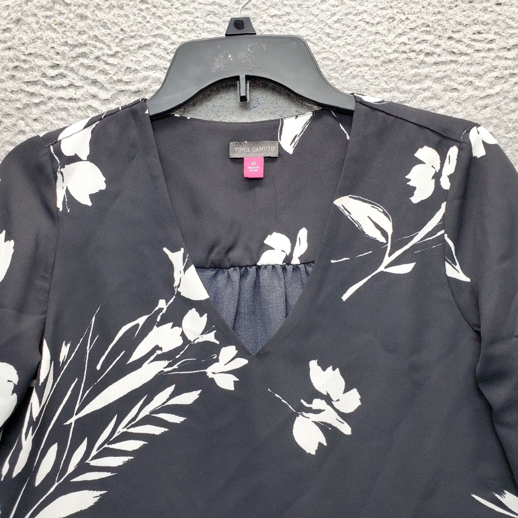 Vince Camuto Vince Camuto Blouse Womens XS Multicolor Floral Flutter Sleeve V-Neck Shirt Size XS / US 0-2 / IT 36-38 - 7 Thumbnail