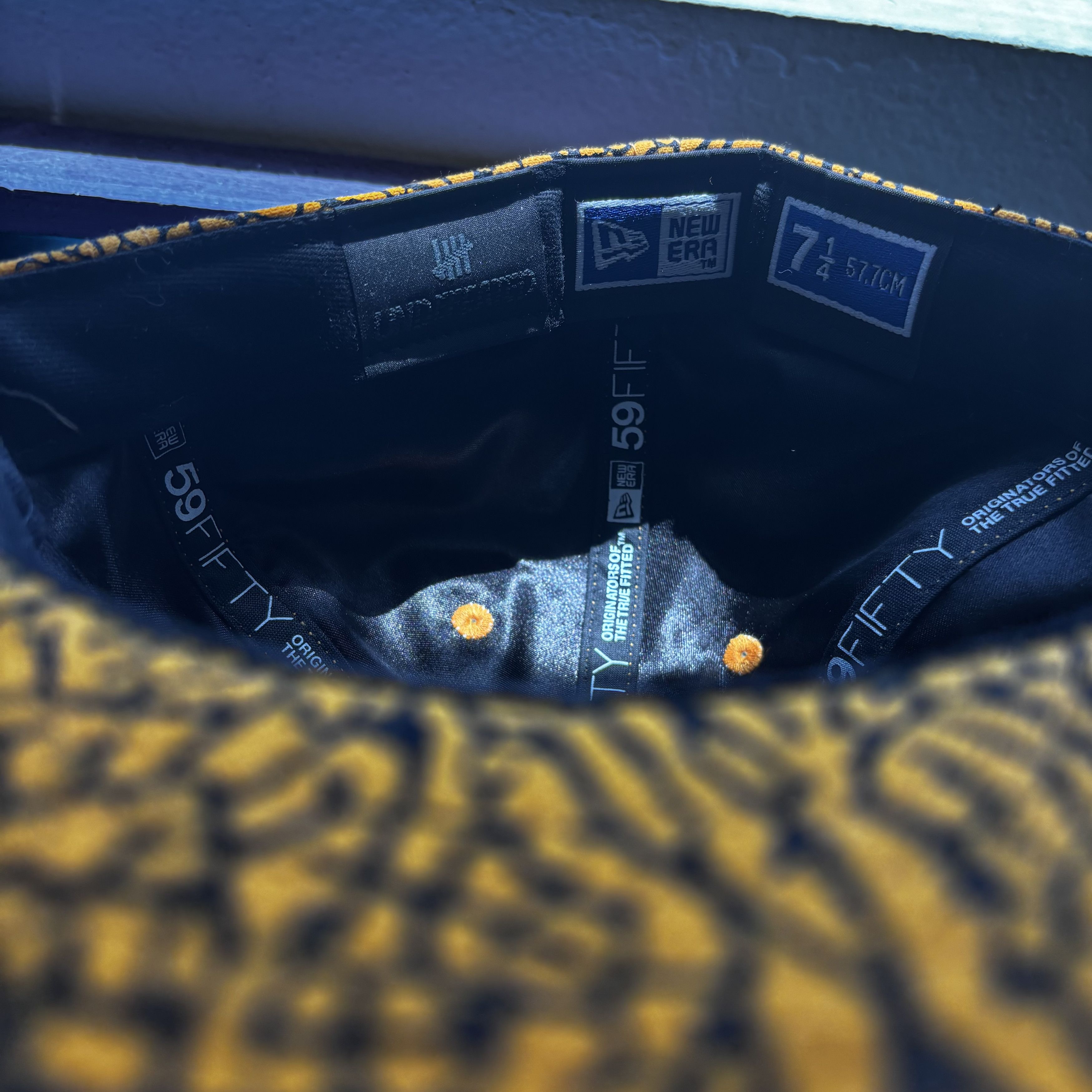 送料無料！UNDEFEATED x NEWERA FITTED YELLOW New Era × Undefeated Undefeated 7 1/4 Yellow Patterned