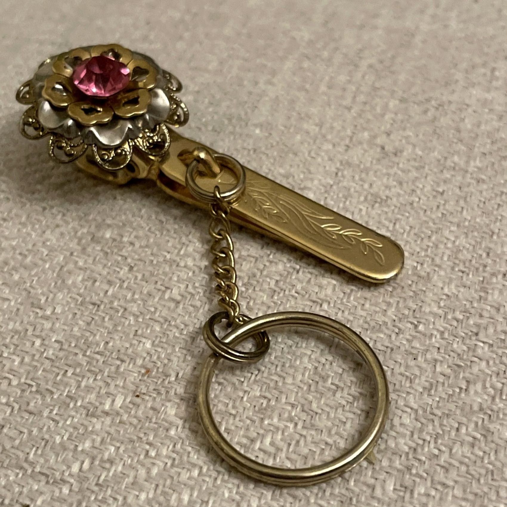Vintage VINTAGE King's Key Finder Filigree Gold Tone Pink Crystal Los Angeles Purse Clip Size ONE SIZE - 2 Thumbnail