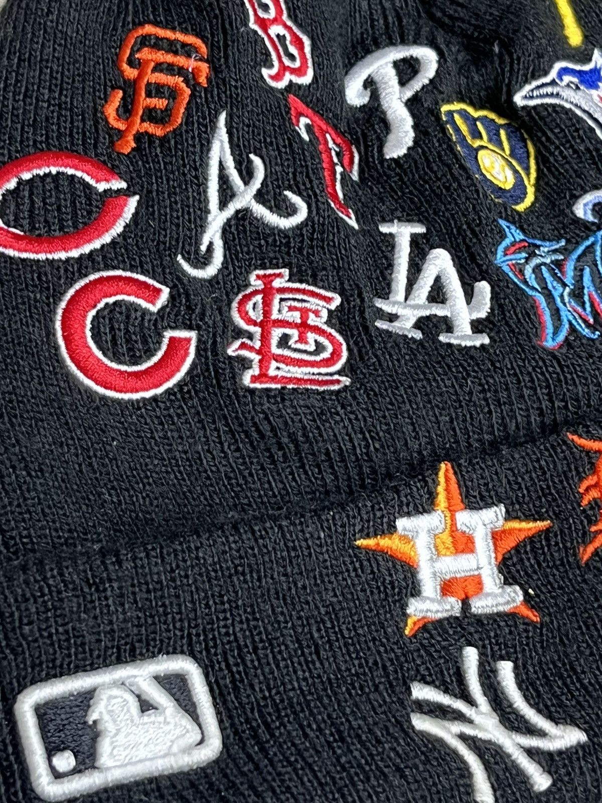 MLB × New Era × Takashi Murakami New Era MLB Multi-Team Logo Beanie Hype Embroidery Size ONE SIZE - 5 Thumbnail