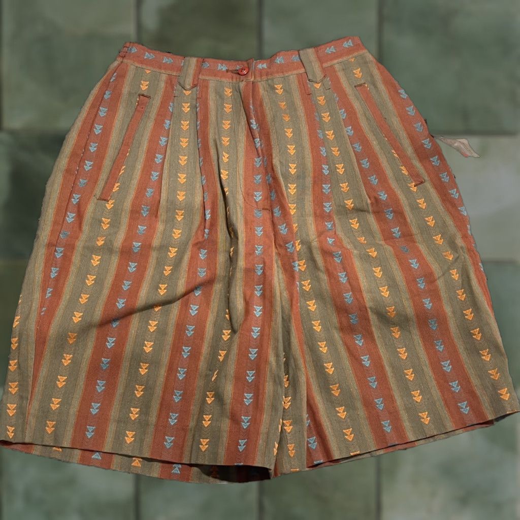 Izod VINTAGE IZOD Club Shorts Womens 8 Brown Aztec Southwestern Pleated Bermuda NWT Hippie Casual Travel Cotton Polyester Canvas Striped Zip Womens Size 30" / US 8 / IT 44 - 1 Thumbnail