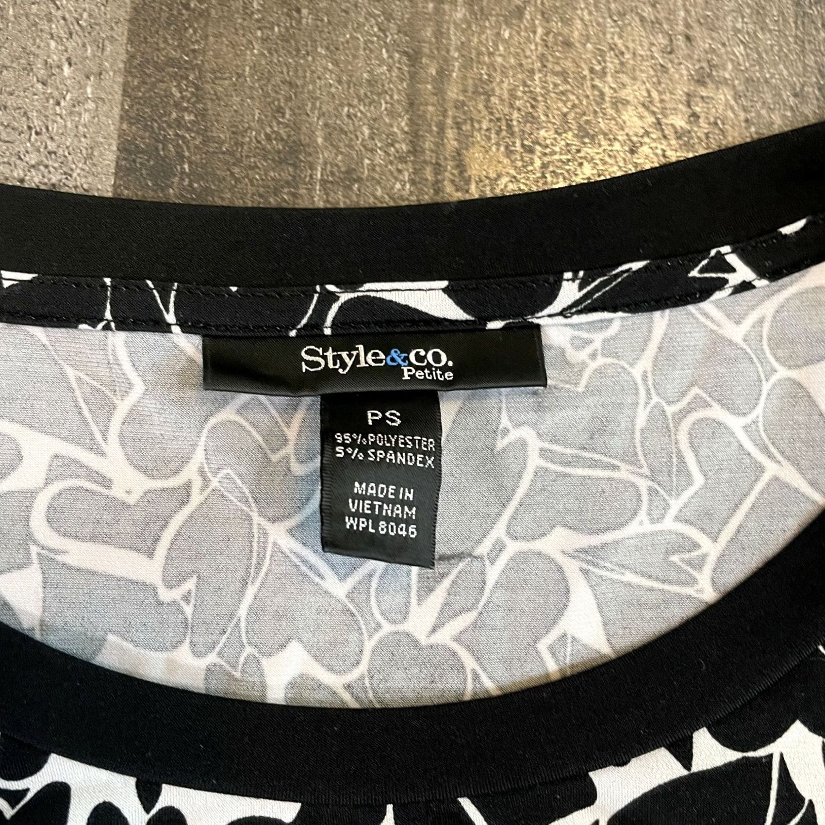 Vintage Style&co. PS Petites Black Blouse Heart Printed Short Flutter Sleeve Size S / US 4 / IT 40 - 3 Thumbnail