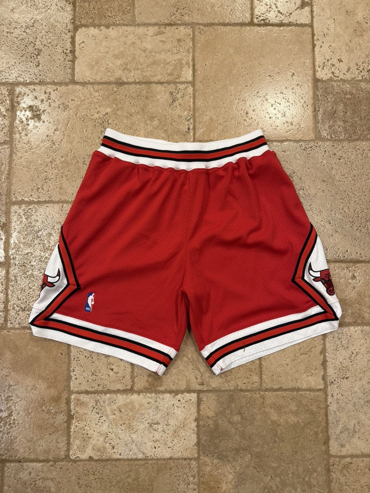 Mitchell & Ness Mitchell & Ness NBA Chicago Bulls Red Basketball Shorts Size US 34 / EU 50 - 3 Thumbnail