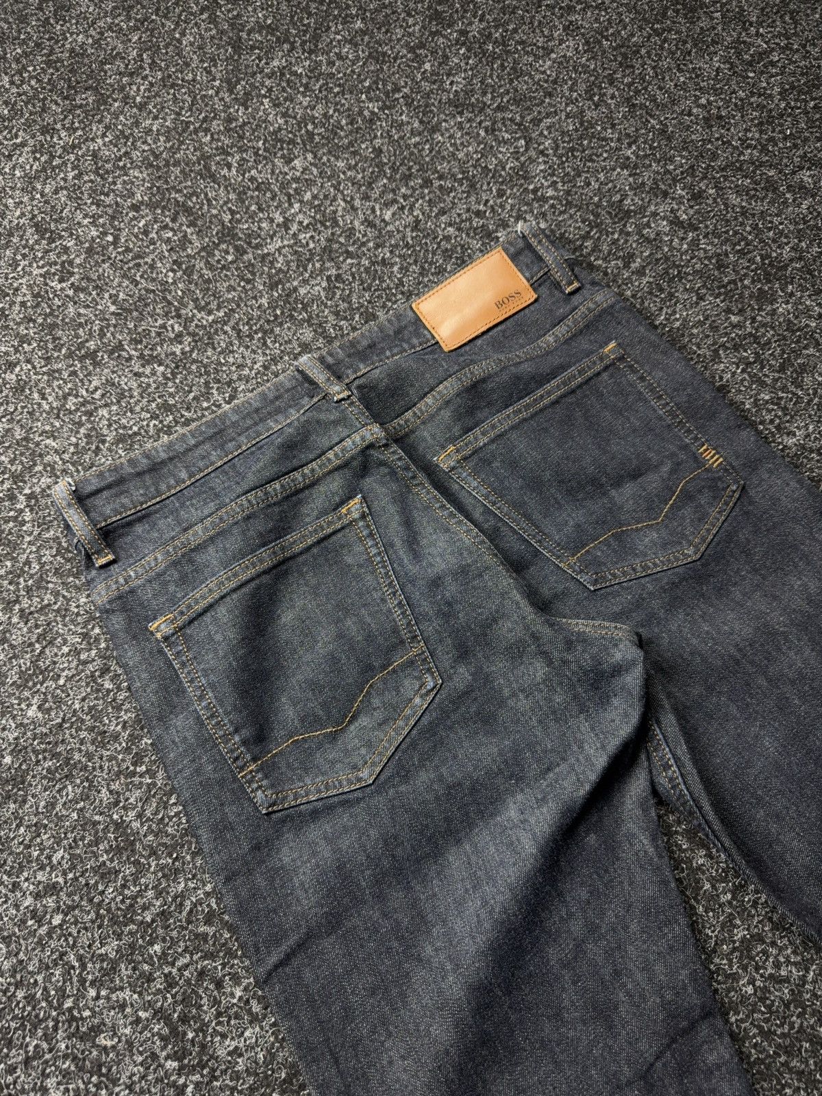 Hugo Boss Luxury 00s Hugo Boss 020 Delaware Slim Fit Dark Blue Jeans Size US 31 - 16 Thumbnail