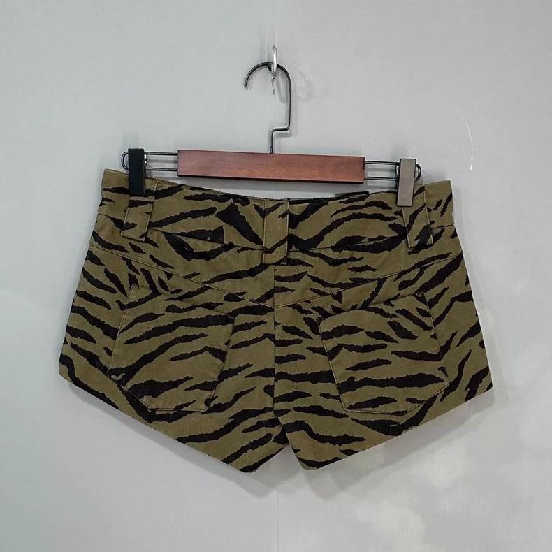 Saint Laurent Paris Saint Laurent Paris Leopard print shorts 2505-Nextarrow Size 37" - 3 Thumbnail