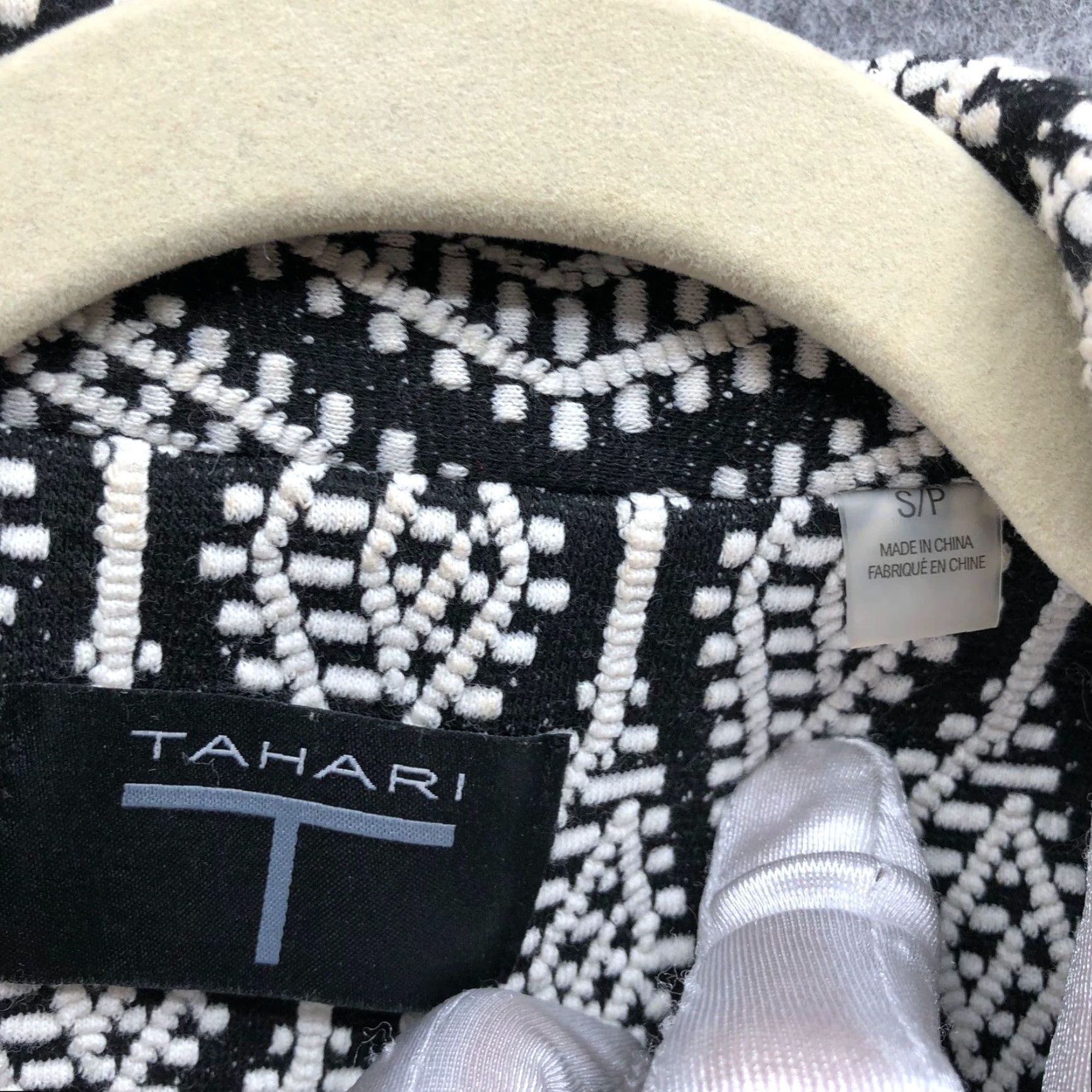 Vintage Tahari Tweed Jacket Womens S Black White Patterned Jacquard Chevron Geometric Button Front Blazer Size S / US 4 / IT 40 - 3 Thumbnail