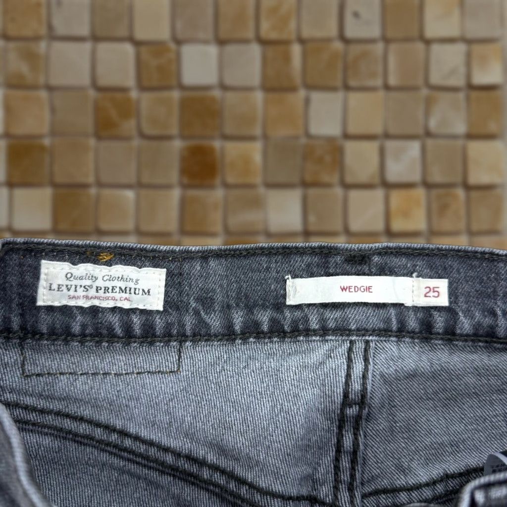 Levi's Levi's Women's Wedgie Straight 25x27 Gray Jeans Button Fly Destroyed Size 42" / US 20 - 1 Thumbnail