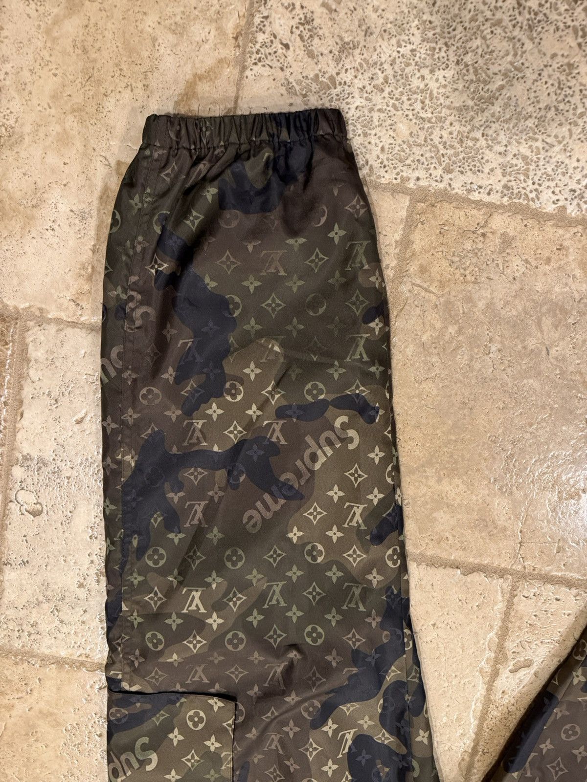 Louis Vuitton × Supreme Louis Vuitton x Supreme Monogram Camo Nylon Jogger Pants Size US 36 / EU 52 - 6 Thumbnail
