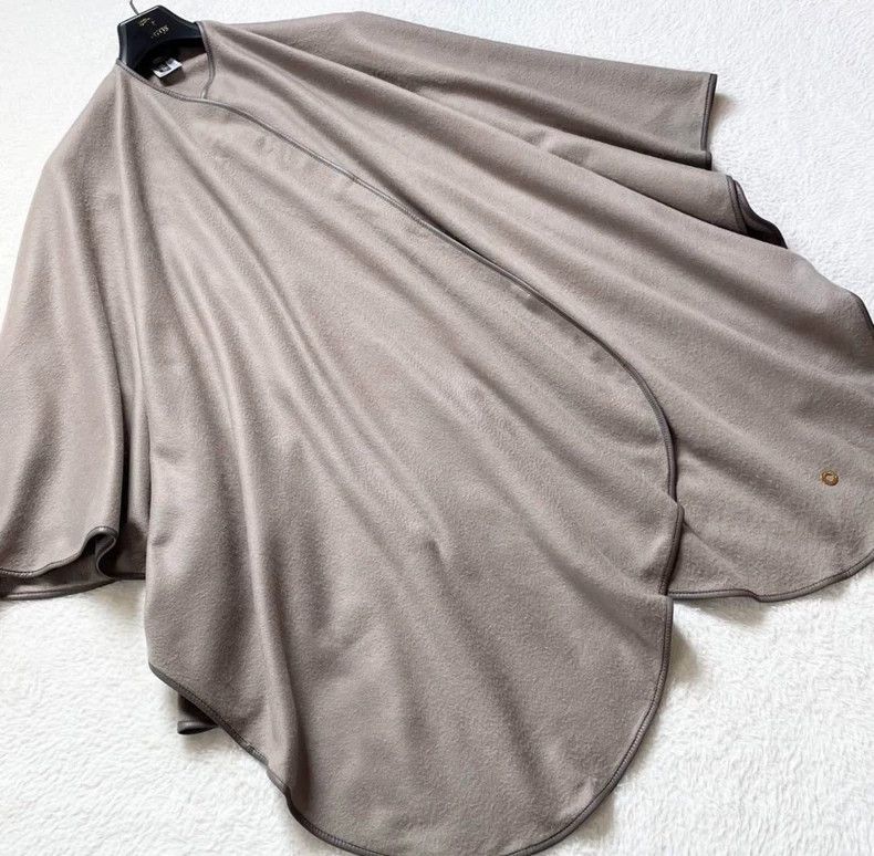 Loro Piana LORO PIANA Small sheepskin decorative neutral style shawl Size M / US 6-8 / IT 42-44 - 6 Thumbnail