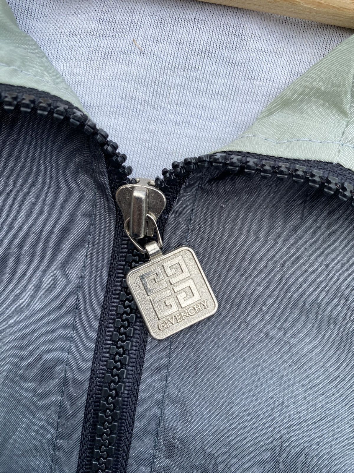 Vintage Rare Vintage 90s Givenchy Zipper Windbreaker Size US L / EU 52-54 / 3 - 11 Thumbnail