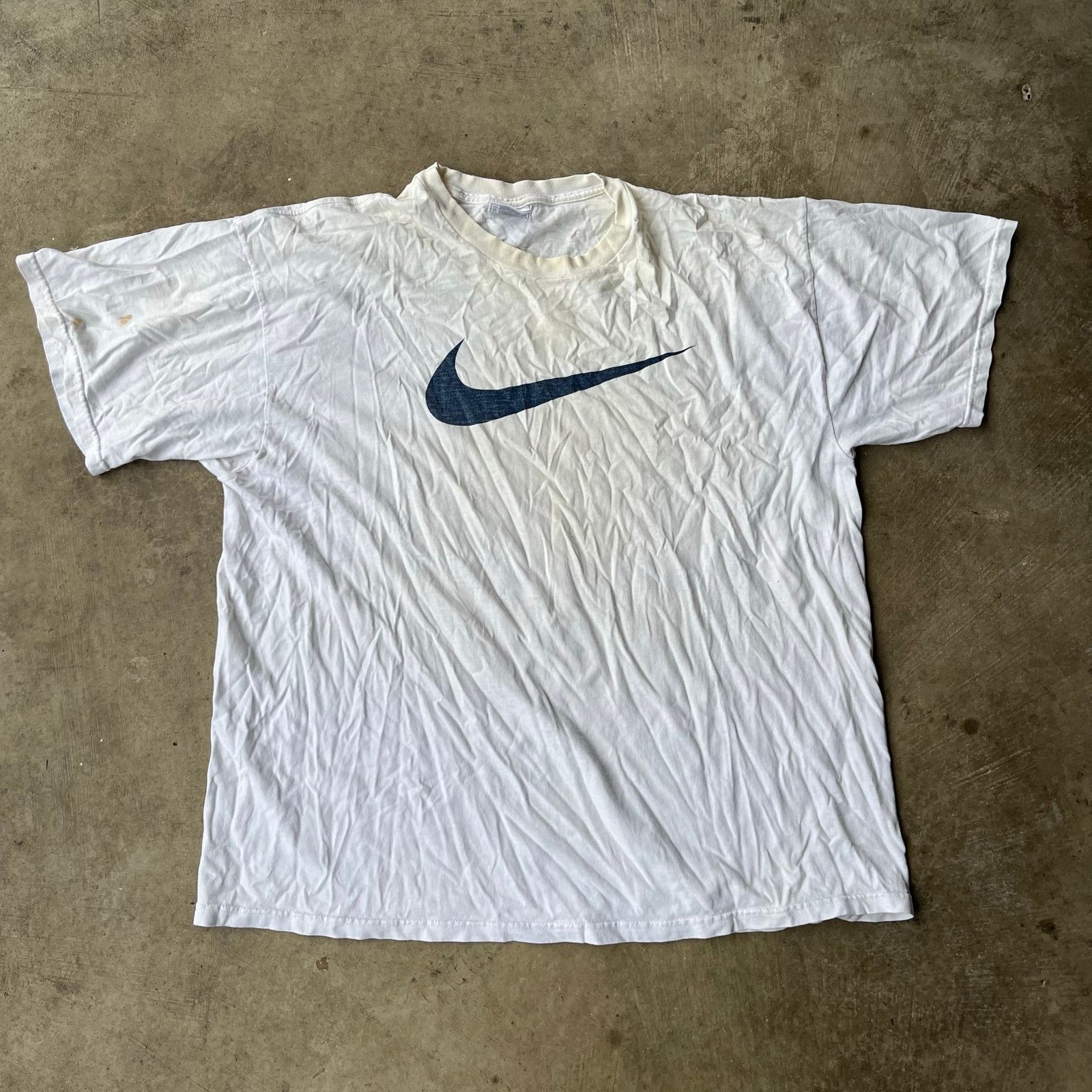 Vintage VINTAGE 90S NIKE BIG SWOOSH SHIRT TEE WHITE DISTRESSED XL Size US XL / EU 56 / 4 - 2 Thumbnail