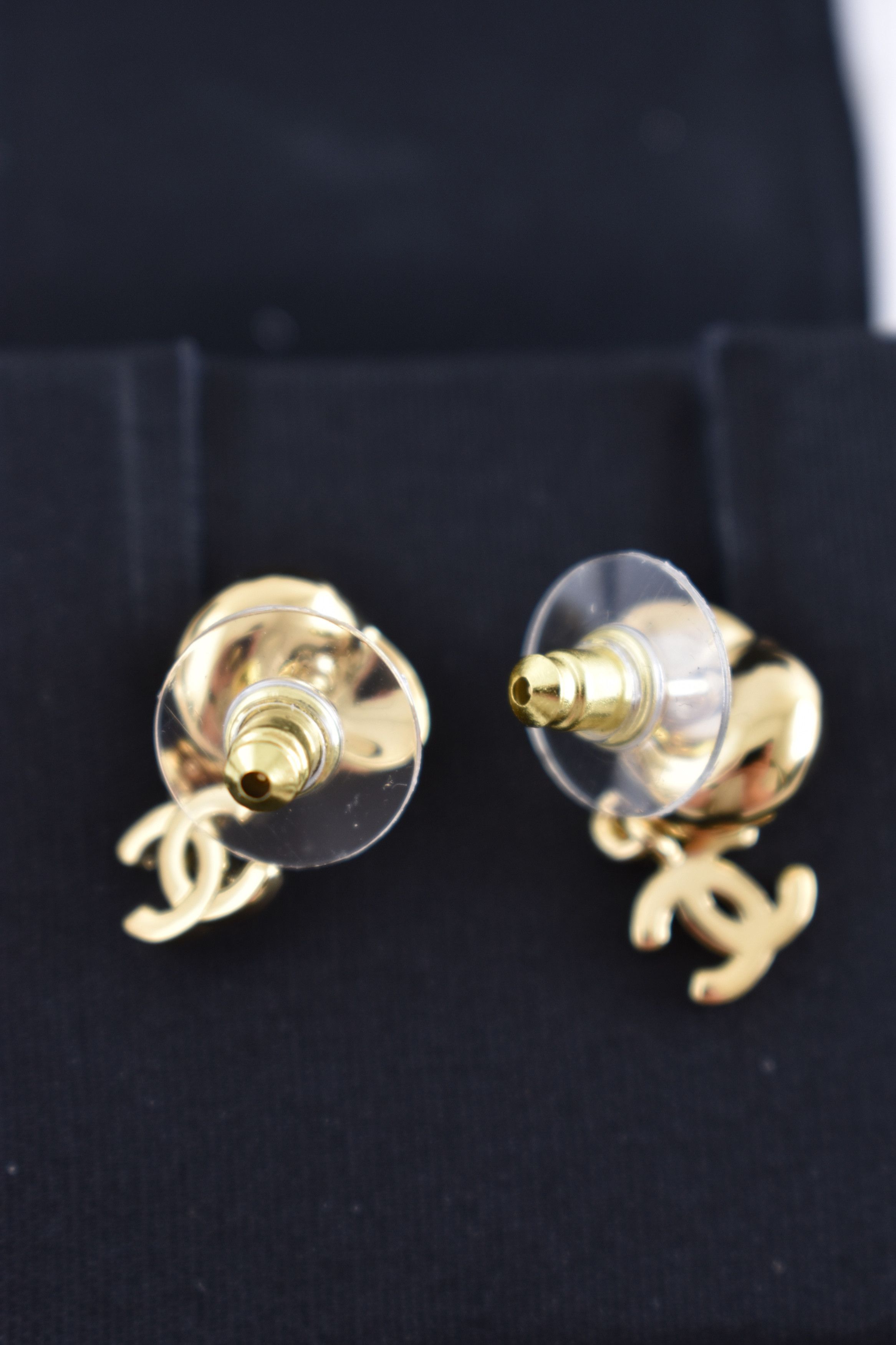 Chanel 26M Coco Beach Shell Seashell CC Logo Dangle Stud Earrings Size ONE SIZE - 20 Thumbnail