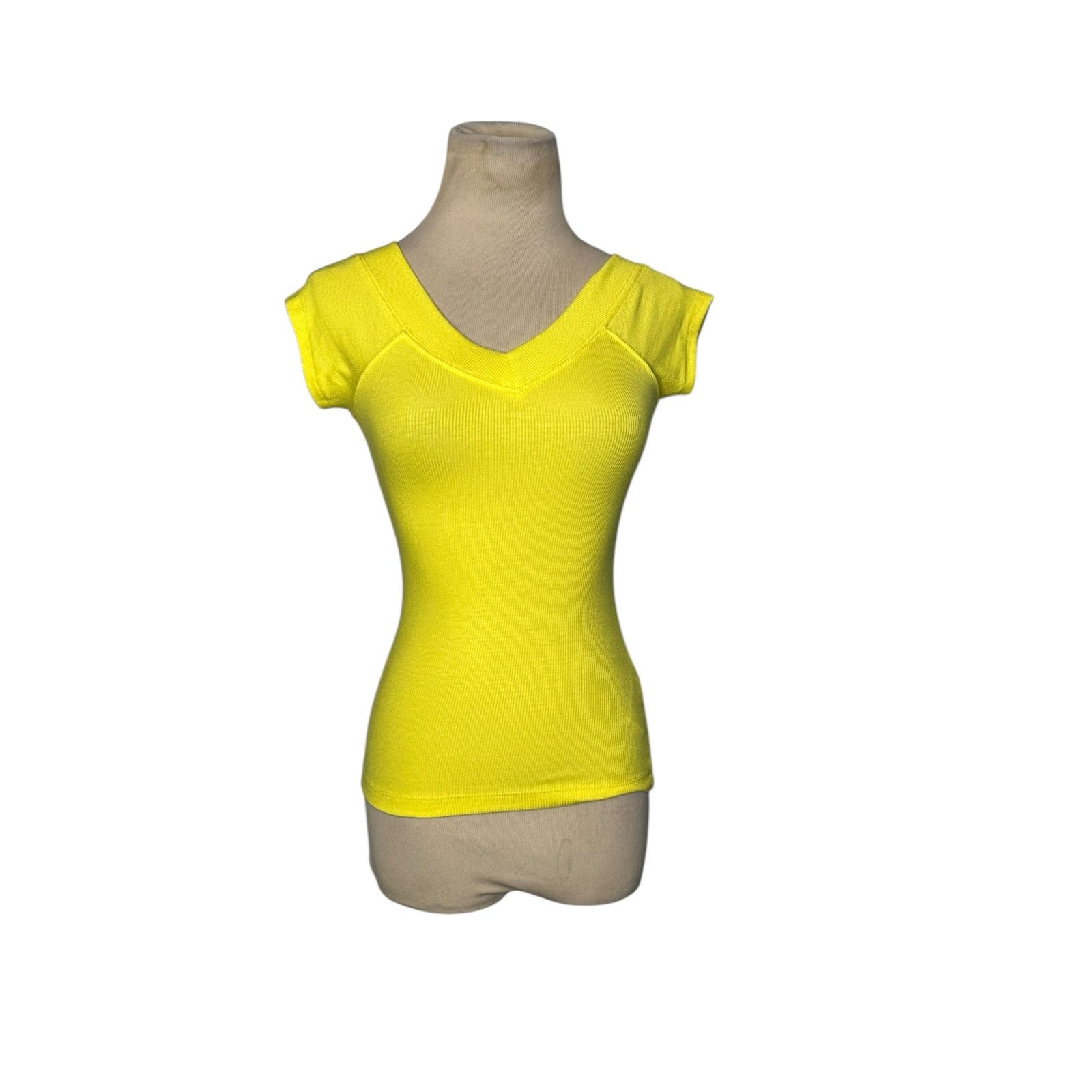 Bdg BDG yellow knit short sleeves v neck fitted top size Small Size S / US 4 / IT 40 - 10 Thumbnail