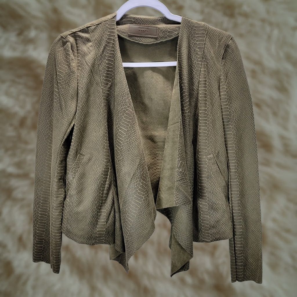Vintage BLANKNYC Olive Green Faux Suede Snake Print Open Front Drape Jacket XS Women Open Front Blazer Shirt? Size XS / US 0-2 / IT 36-38 - 1 Thumbnail