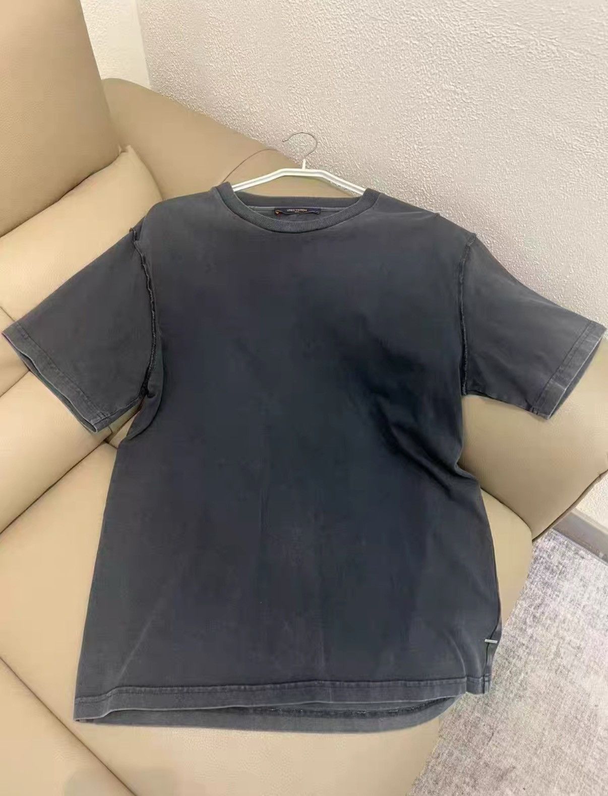 Louis Vuitton Louis Vuitton instruction logo short-sleeve T-shirt J38 Size US L / EU 52-54 / 3 - 1 Thumbnail