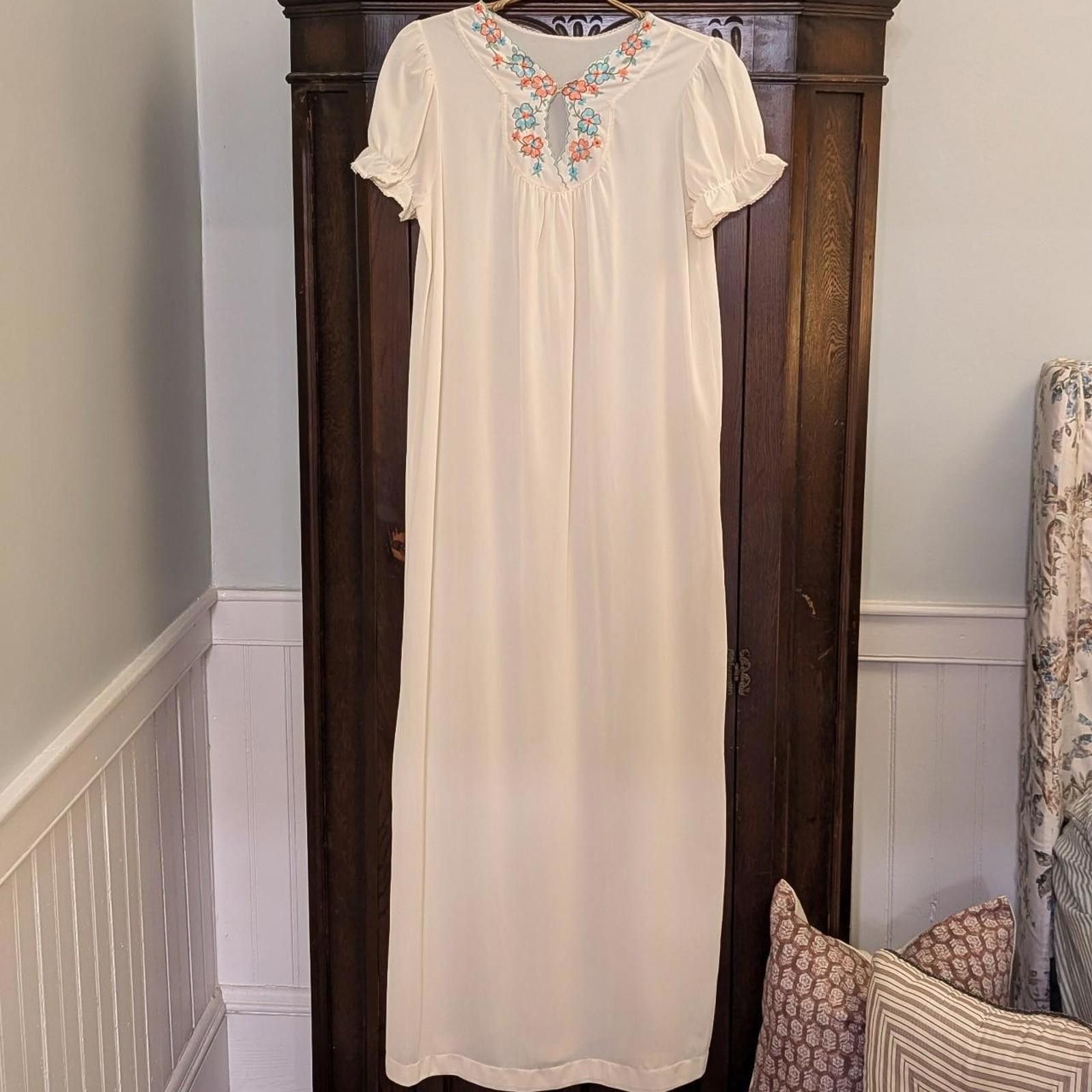 Other Vintage DREAM AWAY Cream Gown Size ONE SIZE - 1 Thumbnail