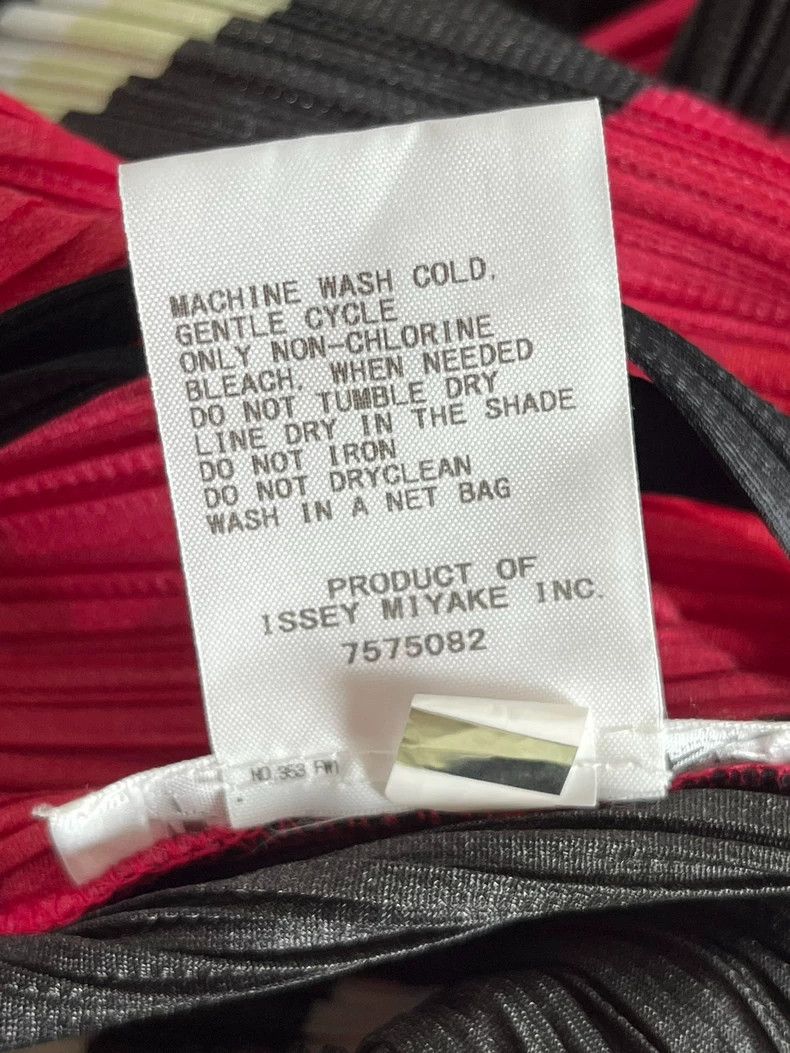 Issey Miyake Issey Miyake size:2 Red and black pleated dress Size S / US 4 / IT 40 - 4 Thumbnail