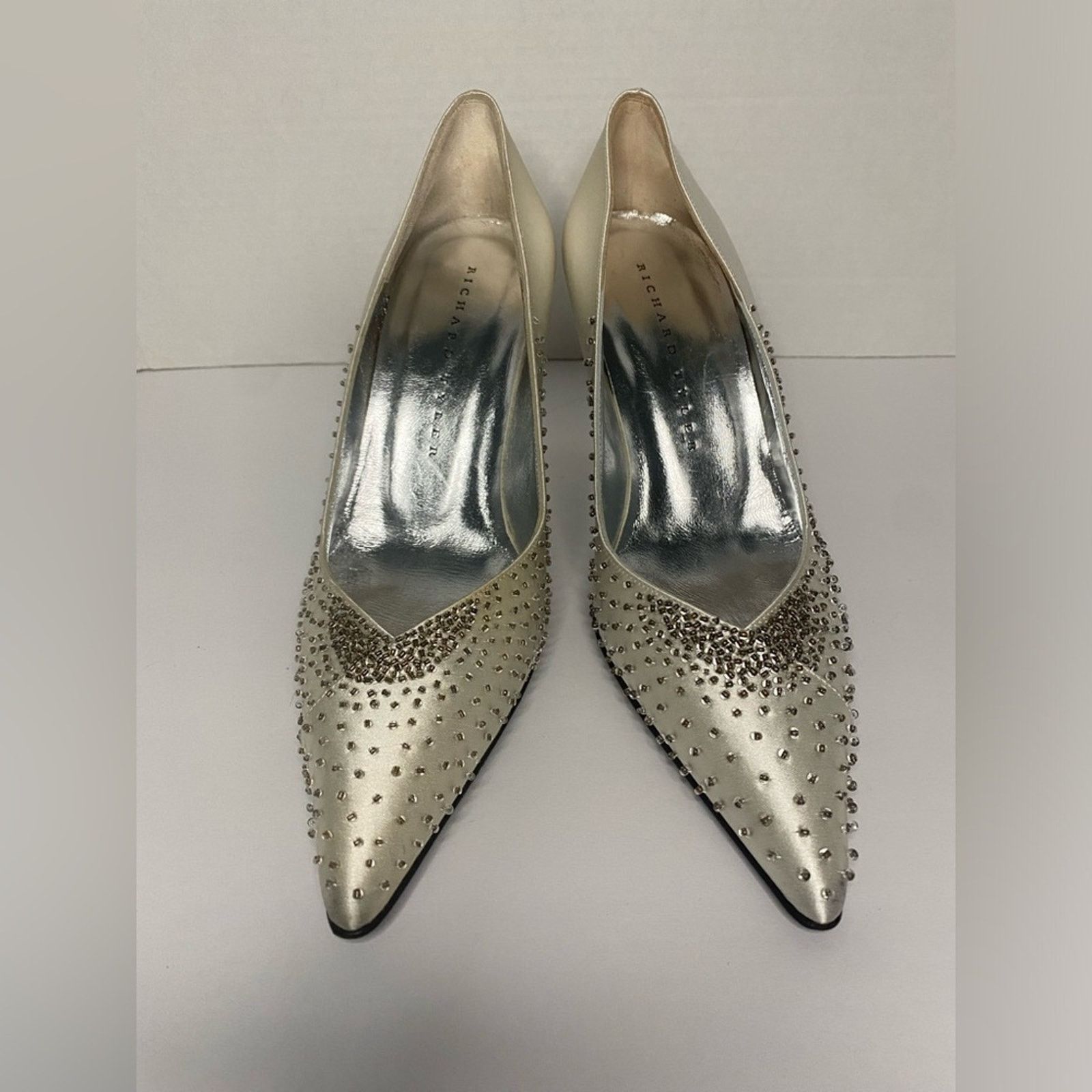 Richard Tyler Richard Tyler white satin High heel pump w/ beads Size US 8 / IT 38 - 2 Thumbnail