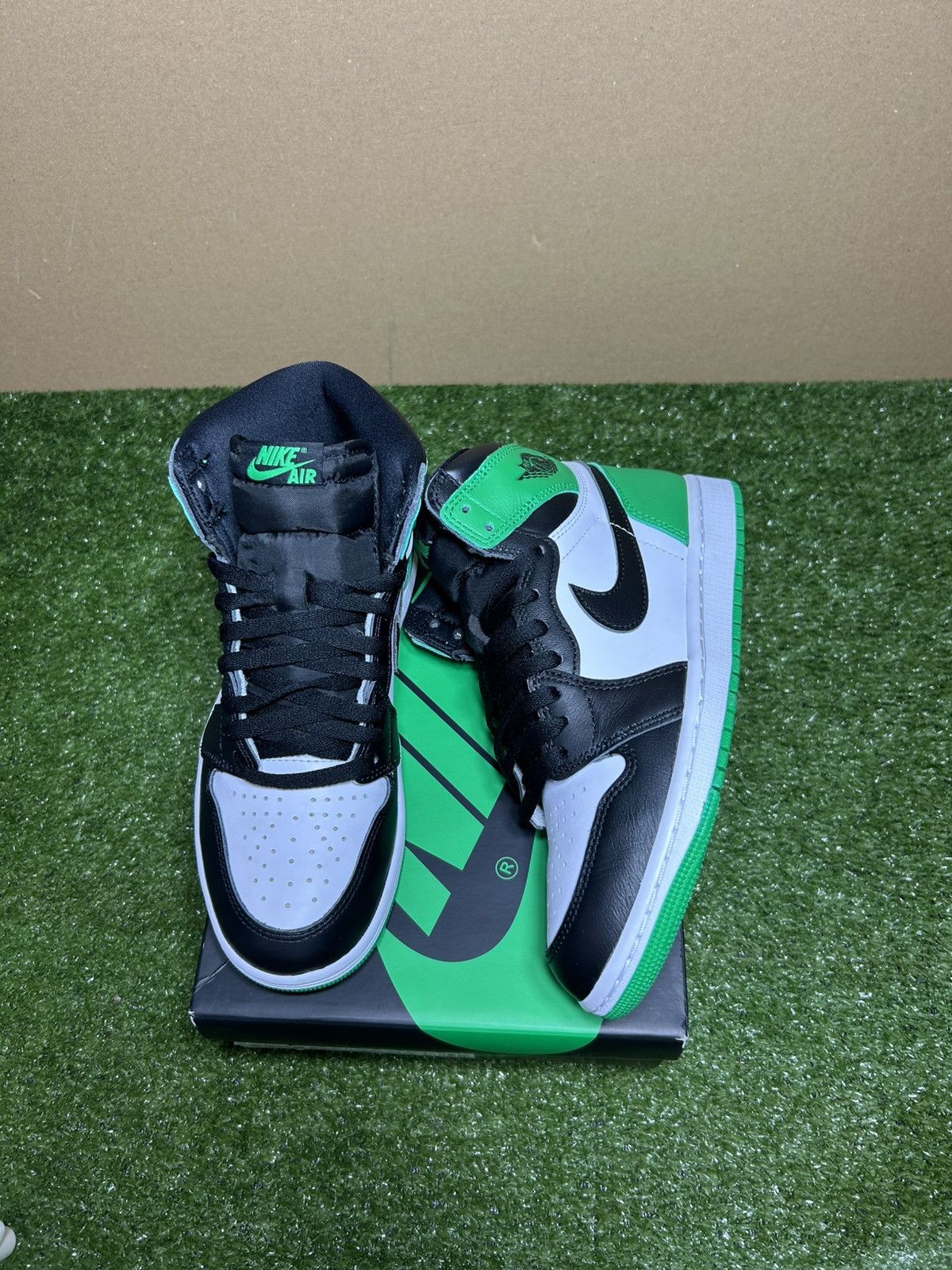 Jordan Brand Jordan 1 Lucky Green Size US 8 / EU 41 - 1 Thumbnail