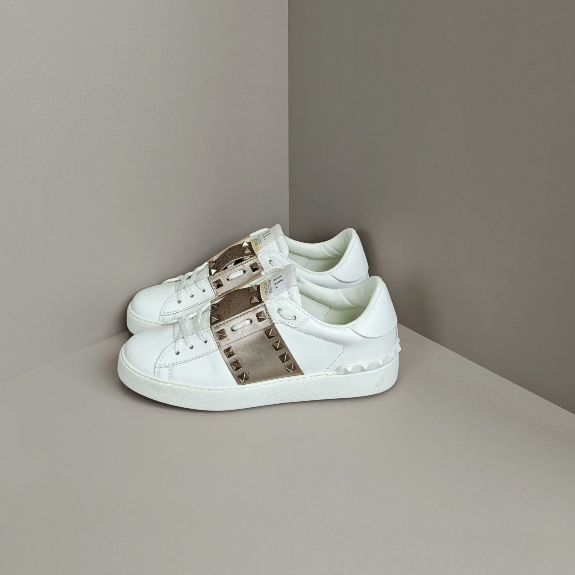 Valentino Valentino Lowtop Sneakers us_7 Women Size US 7 / IT 37 - 1 Thumbnail