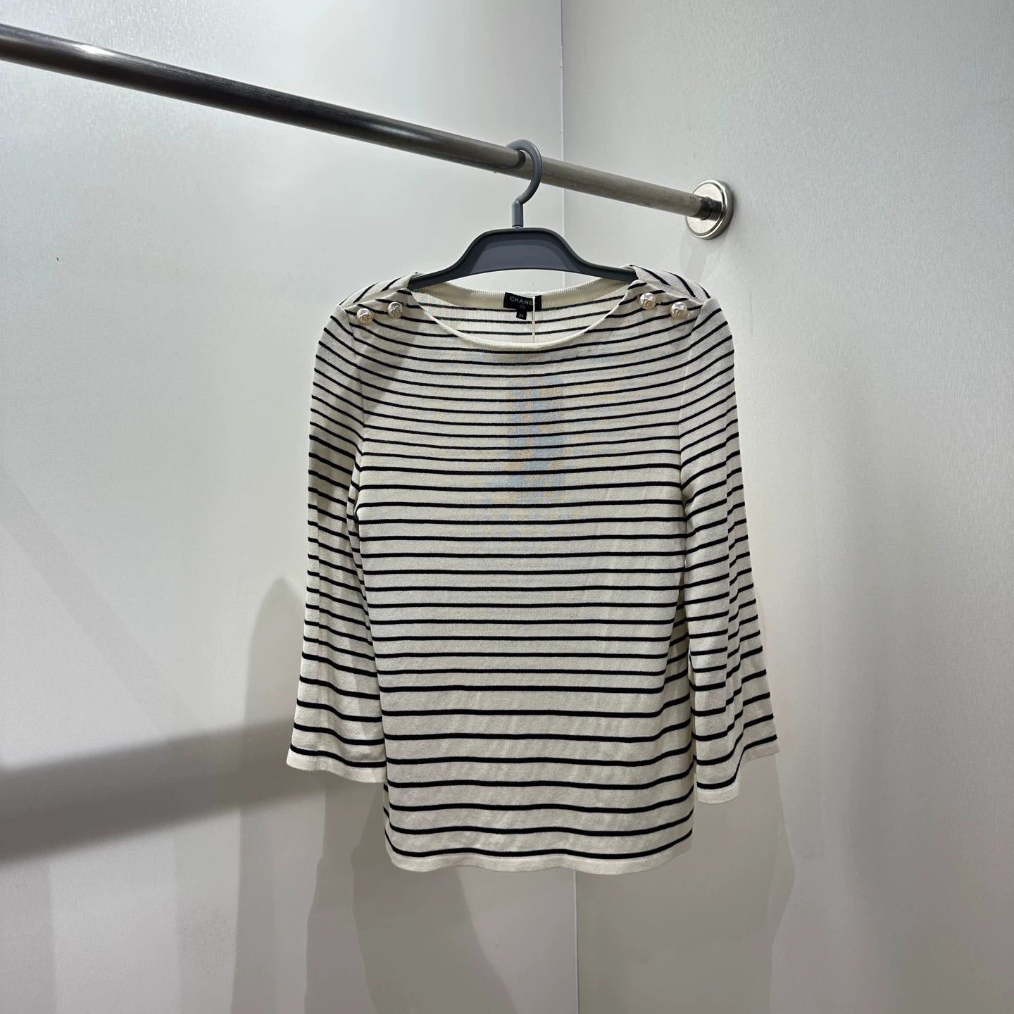 Chanel Chanel Stripe Pearl-Shoulder Buckle Long Sleeve 34 Size XS / US 0-2 / IT 36-38 - 1 Thumbnail