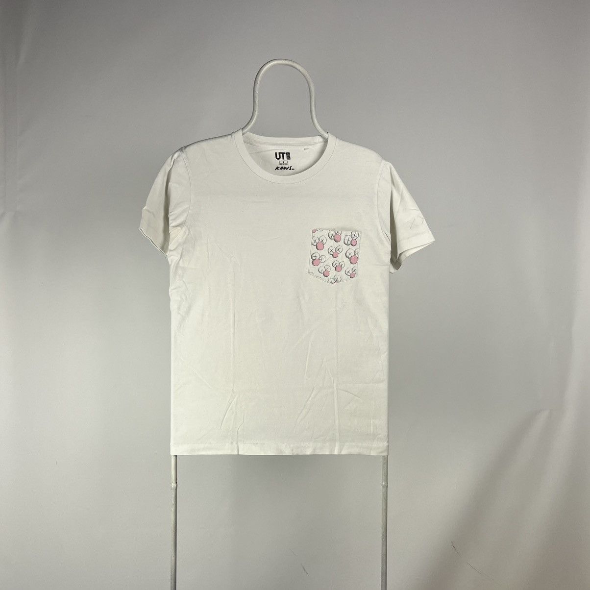 Kaws × Uniqlo Uniqlo x Kaws pocket Tshirt logo size Small Size US S / EU 44-46 / 1 - 1 Thumbnail