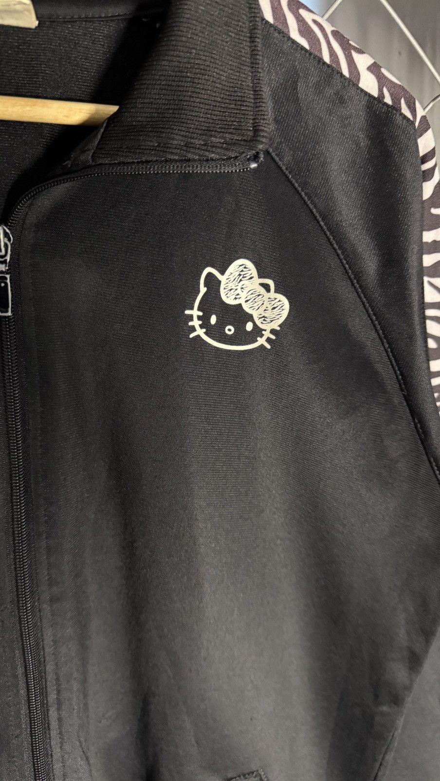 Anime 2013 HELLO KITTY SWEATER JACKET BIG BACKHIT LARGE Size US L / EU 52-54 / 3 - 5 Thumbnail