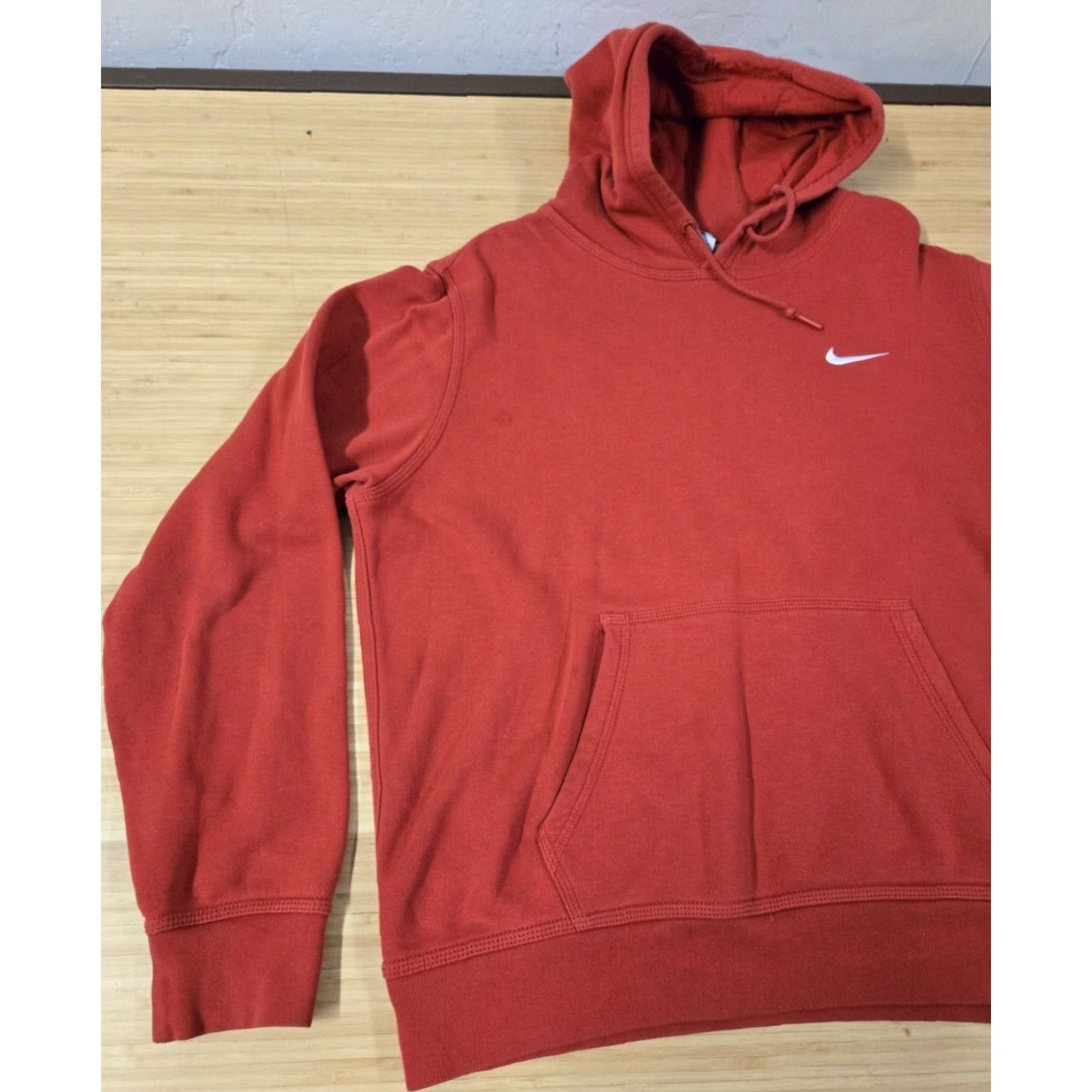 Nike Nike Hoodie Sweatshirt Men’s Large Solid Red Classic Swoosh Drawstring Pockets Size US L / EU 52-54 / 3 - 3 Thumbnail
