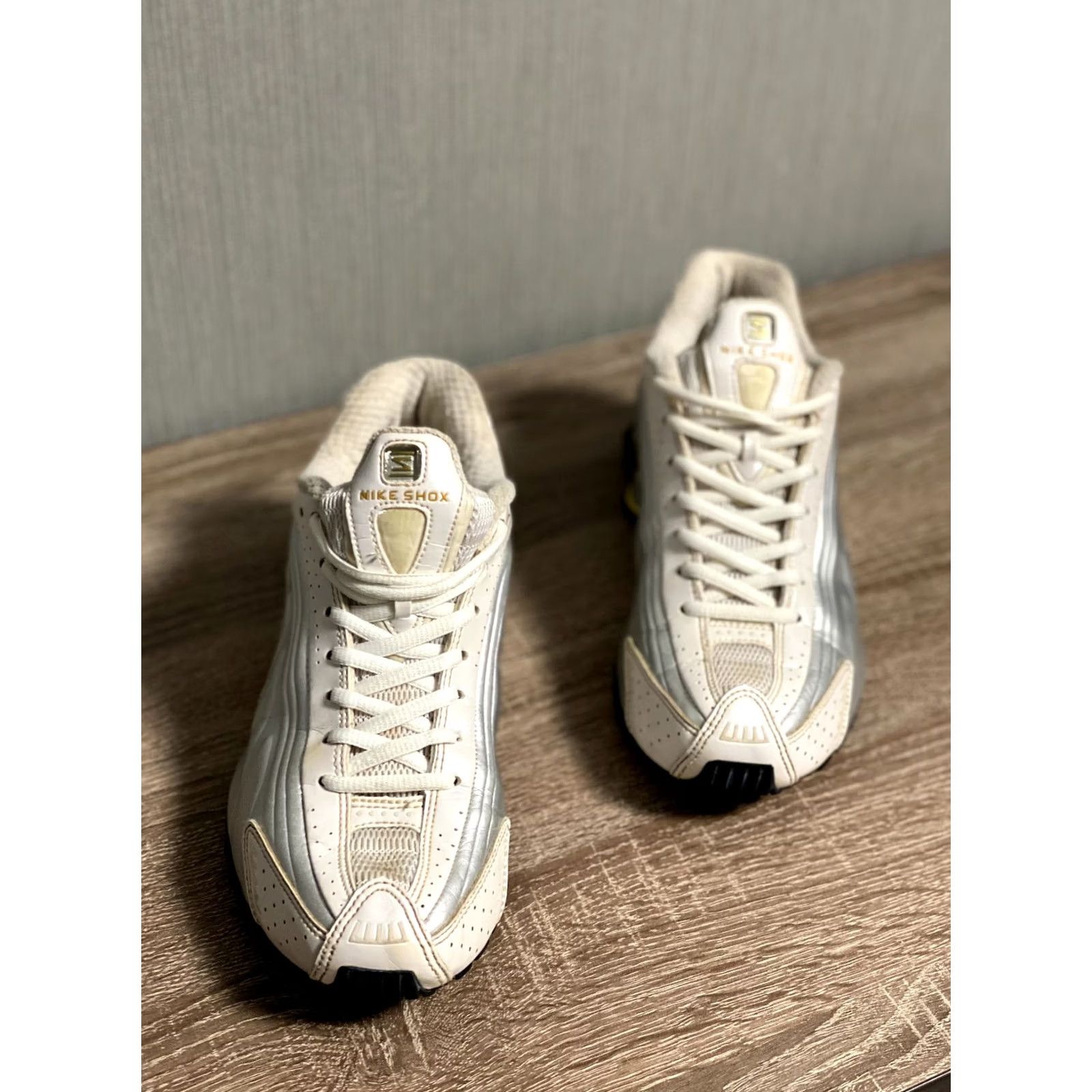 Nike VINTAGE Nike Shox Sneakers 90s Men US 8 Grey Gold Swosh Nike Shox Sneaker Mens 90s Size US 8 / EU 41 - 4 Thumbnail