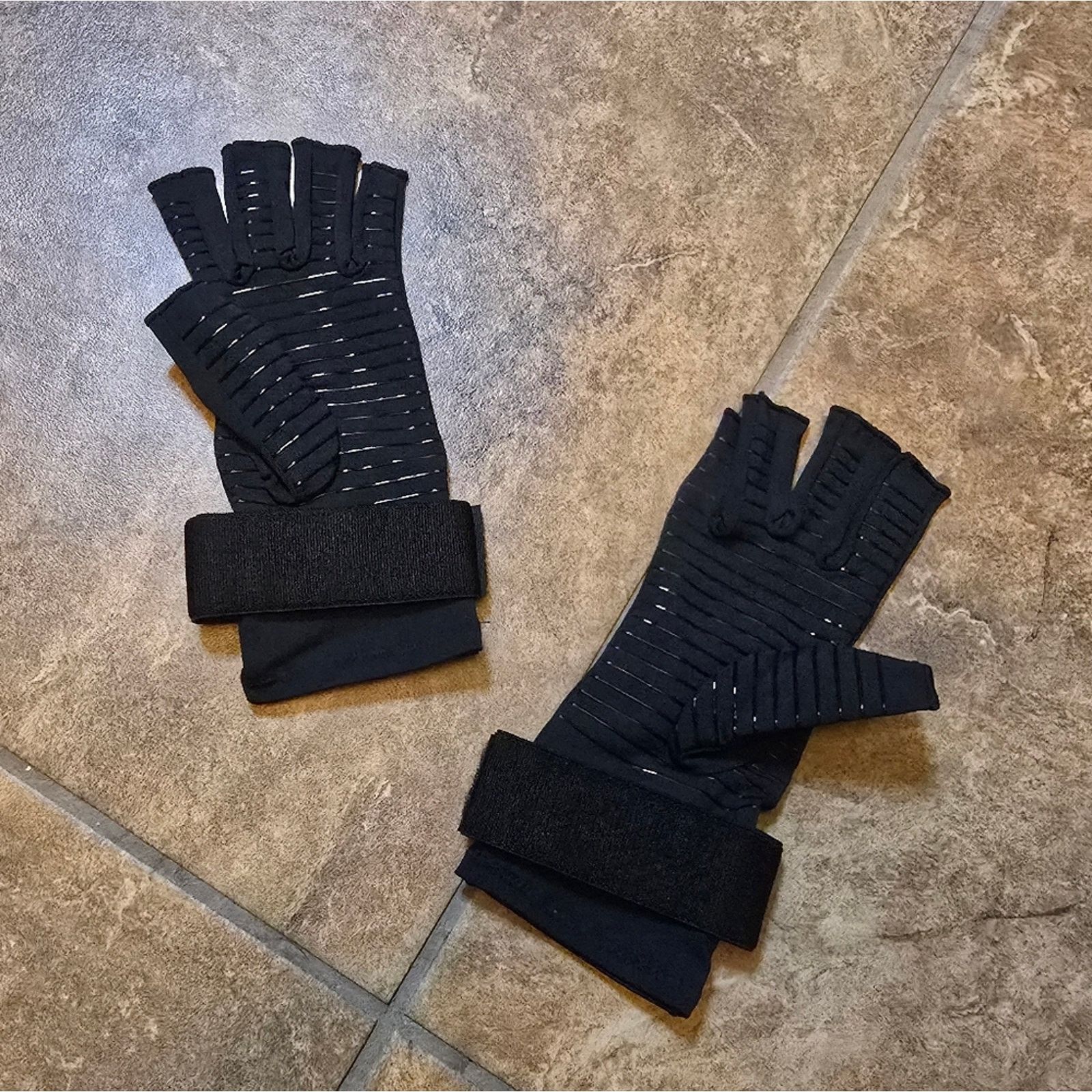 Other Black Fitted Athletic Fingerless Glove Size ONE SIZE - 2 Thumbnail