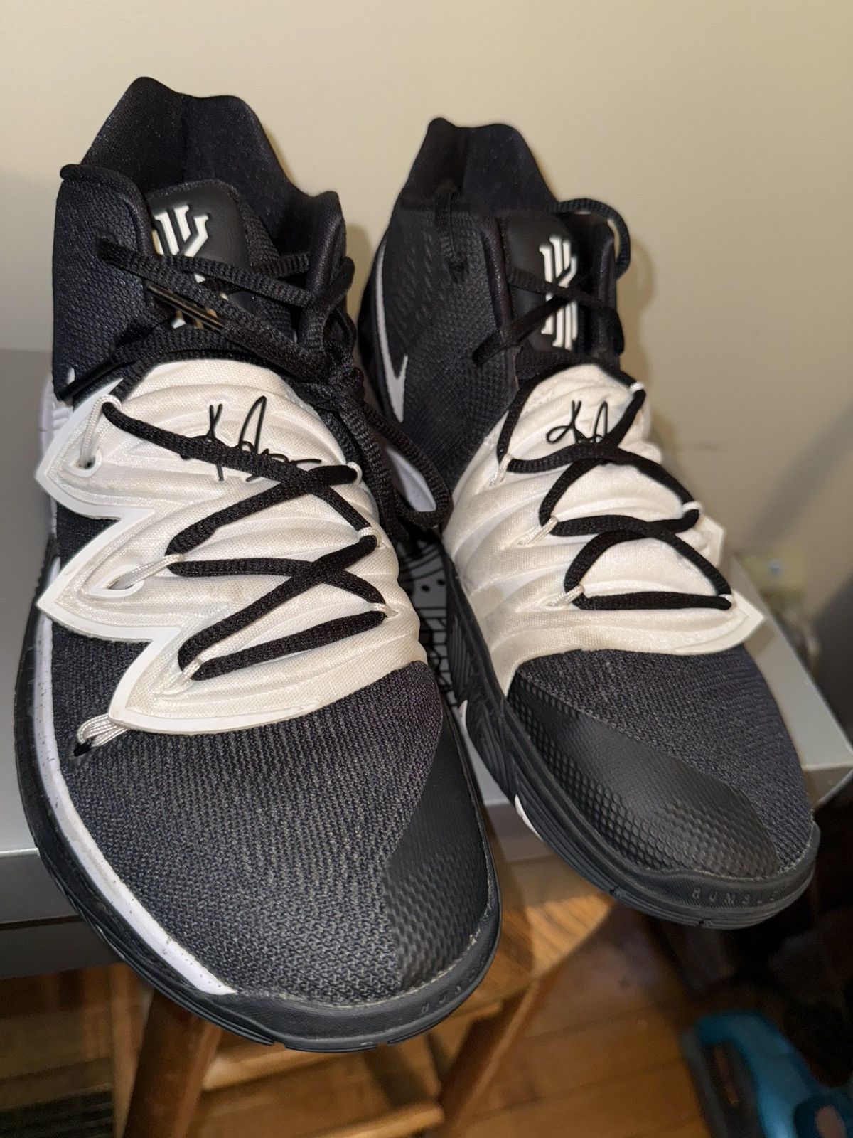 Nike Kyrie V Team Black Magic mid, OG Box, EXC! Minimal Use!