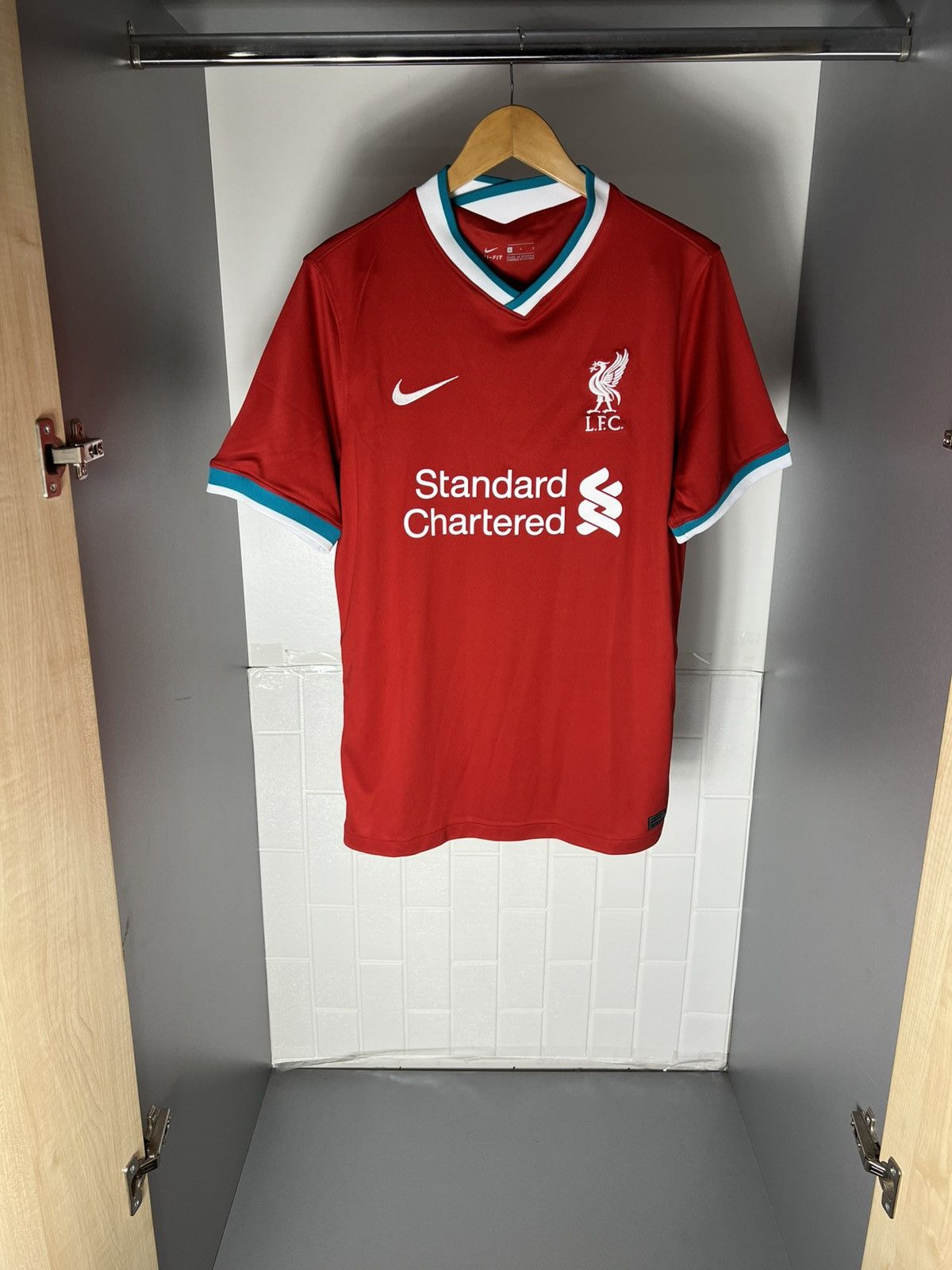 Nike VINTAGE NIKE FC LIVERPOOL ENGLAND SOCCER JERSEY RETRO Y2K Size US L / EU 52-54 / 3 - 1 Thumbnail