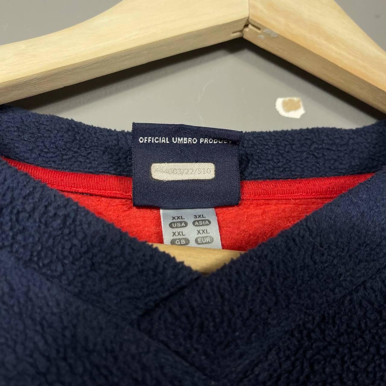 Umbro Rare Vintage Umbro Fleece Crewneck Navy Red Minimal Logo Size US XXL / EU 58 / 5 - 4 Thumbnail