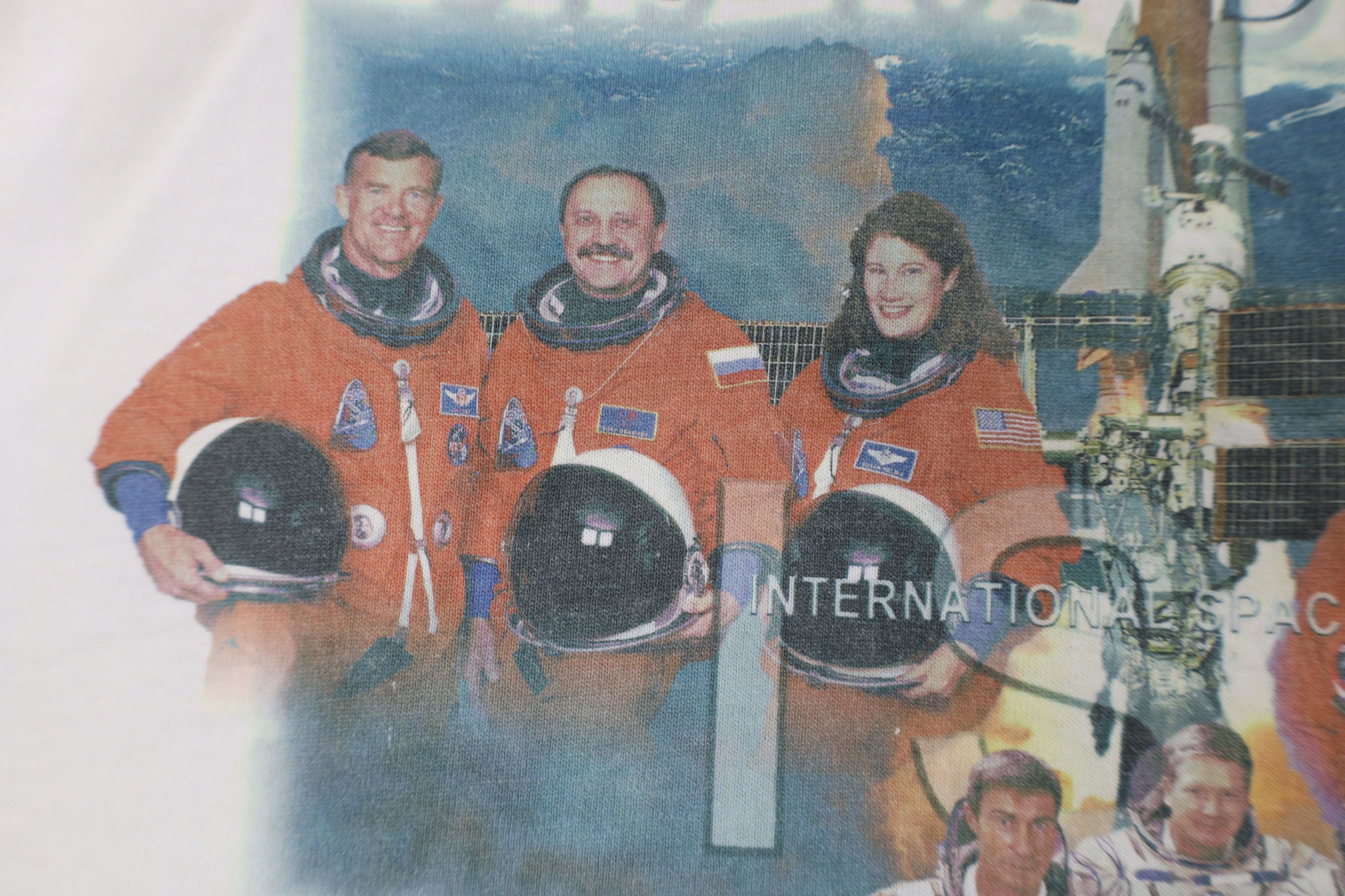 Vintage Vintage Y2K ISS STS-102 Discovery Short Sleeve T-Shirt Size US L / EU 52-54 / 3 - 6 Thumbnail