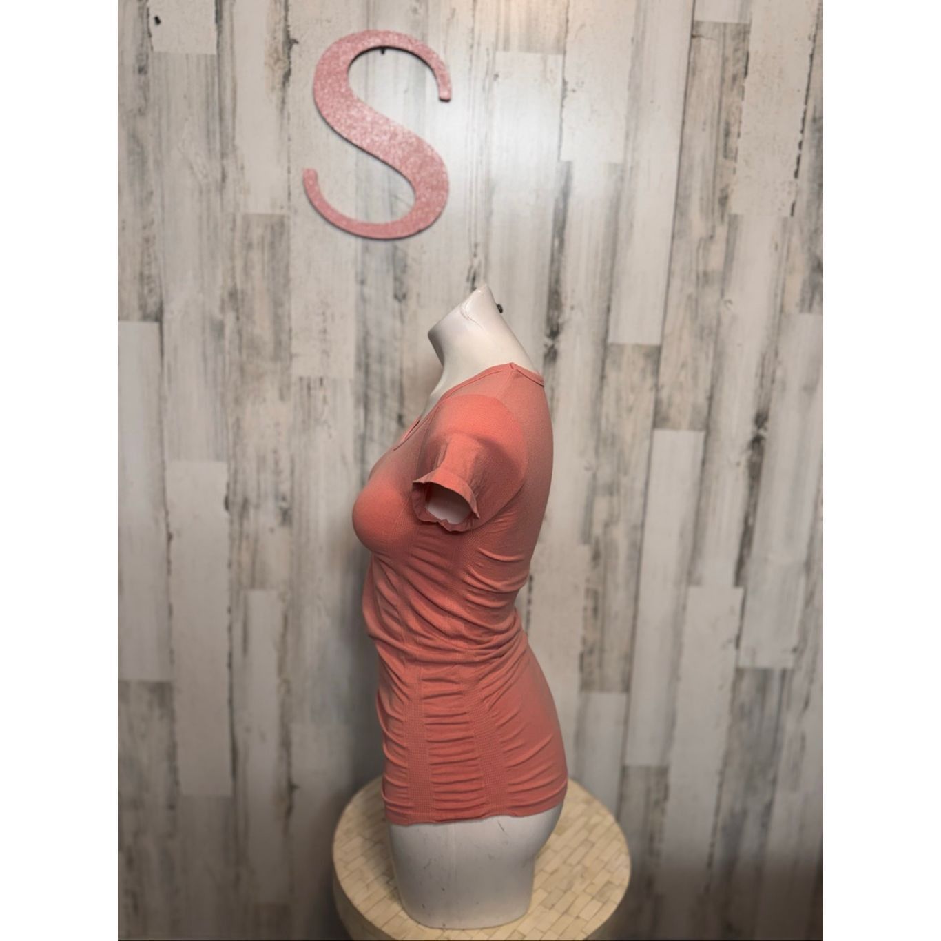 Athleta Athleta Ruched Side Fitted Tee Shirt Women’s Small Coral Stretch Top Size S / US 4 / IT 40 - 2 Thumbnail