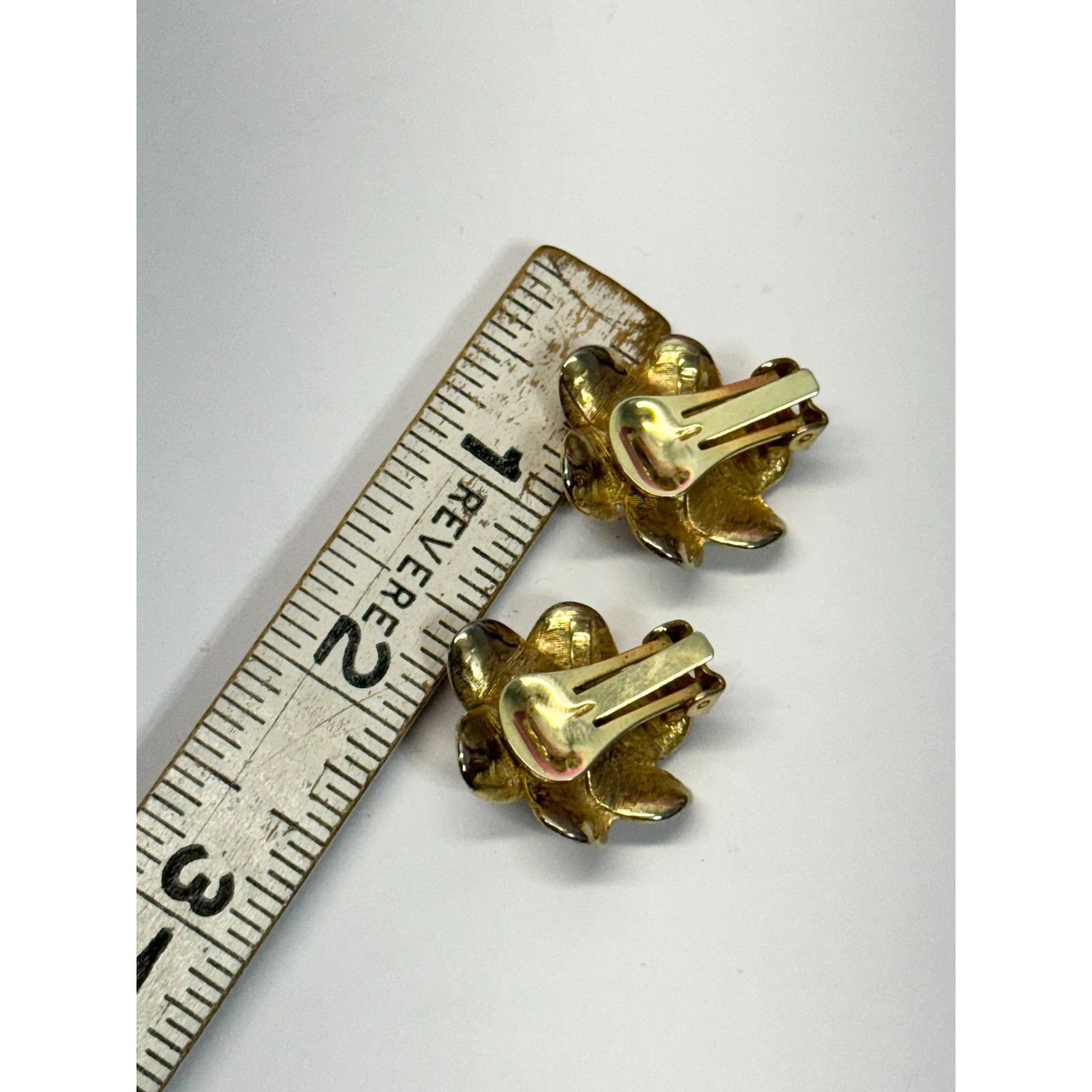 Vintage Vintage white enamel rhinestone flower clip on earrings Size ONE SIZE - 5 Thumbnail