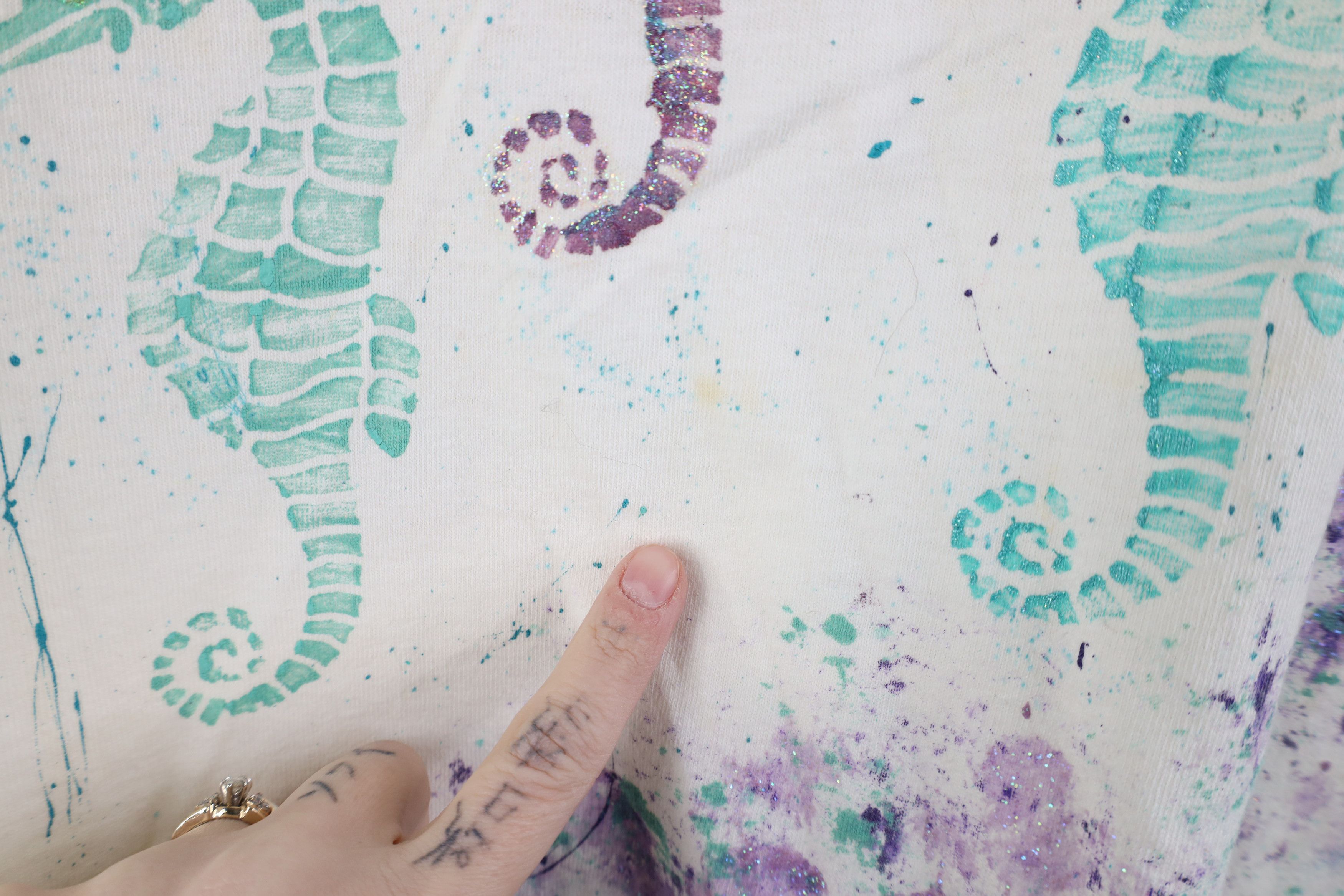 Vintage Vintage 90s Streetwear Glitter Glue Seahorse T-Shirt USA Size L / US 10 / IT 46 - 8 Thumbnail