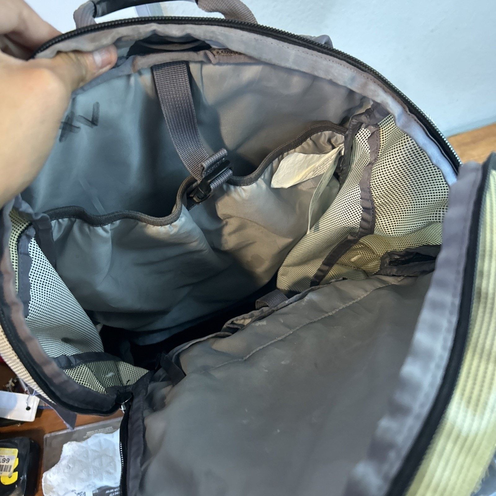 Patagonia Patagonia Black Hole Back Pack 25L Gray White Weave Pattern Size ONE SIZE - 4 Thumbnail