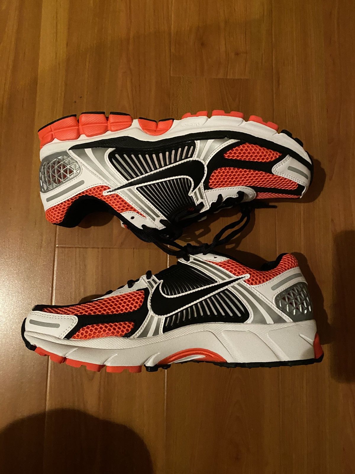 Nike Nike Vomero Red Size US 8 / EU 41 - 1 Thumbnail